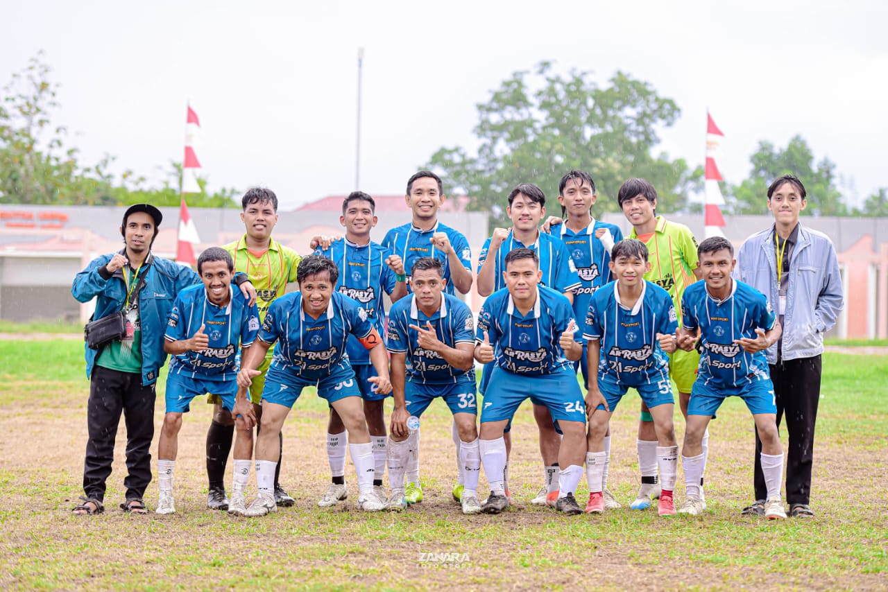 TAMPIL SOLID : Para pemain dan staf tim Ksatria FC yang berlaga di Mini Soccer Taman Likuifaksi Cup 2025, Desa Lolu, Kecamatan Sigi Biromaru, Kabupaten Sigi, Kamis (10/9/2025).