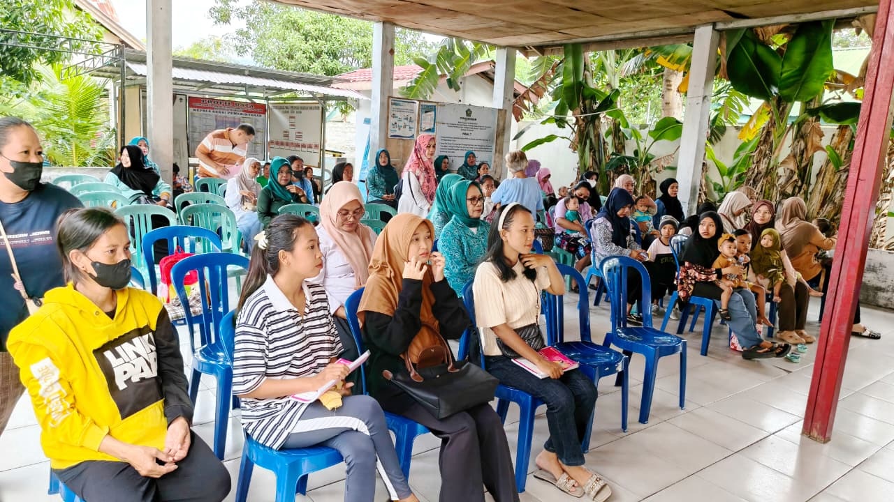 UNTUK CEGAH STUNTING : Warga yang menerima bantuan makanan tambahan dari Kelurahan Tatura Selatan.