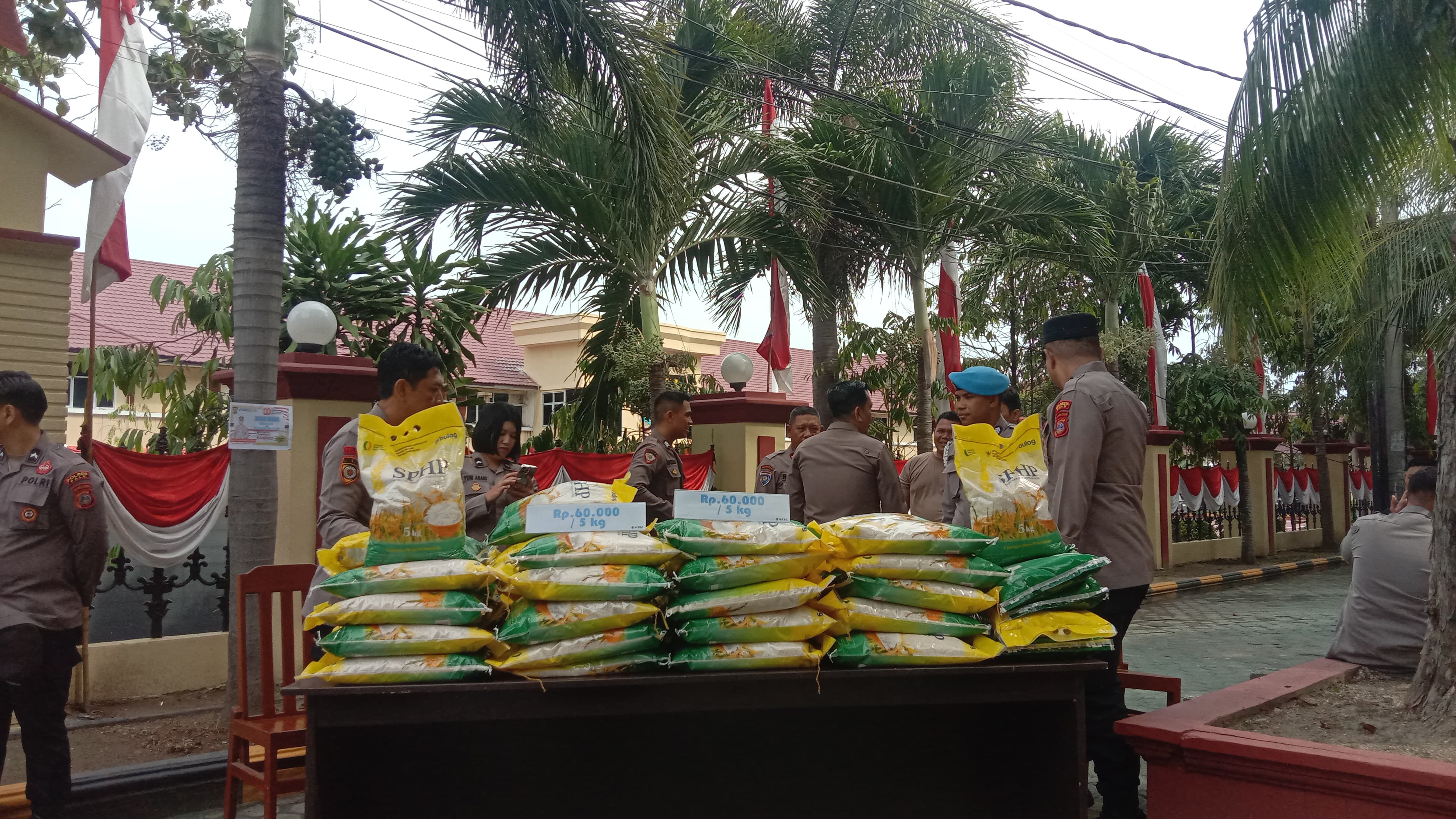 DITARGET: Penyaluran beras SPHP oleh Bulog  ditarget sebesar 13 ribu ton. Tampak penyaluran beras SPHP di Polresta Palu beberapa lalu.