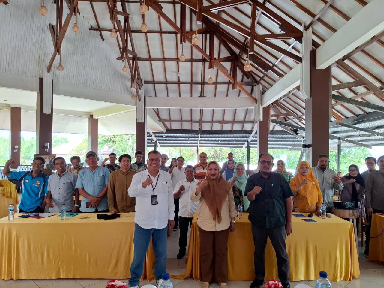PERKUAT KELEMBAGAAN : Para peserta pelatihan yang merupakan pengurus koperasi dan pengawas koperais di Sulteng berfoto bersama dengan pemateri dan juga pejabat di lingkungan Koperasi dan UMKM Sulteng.