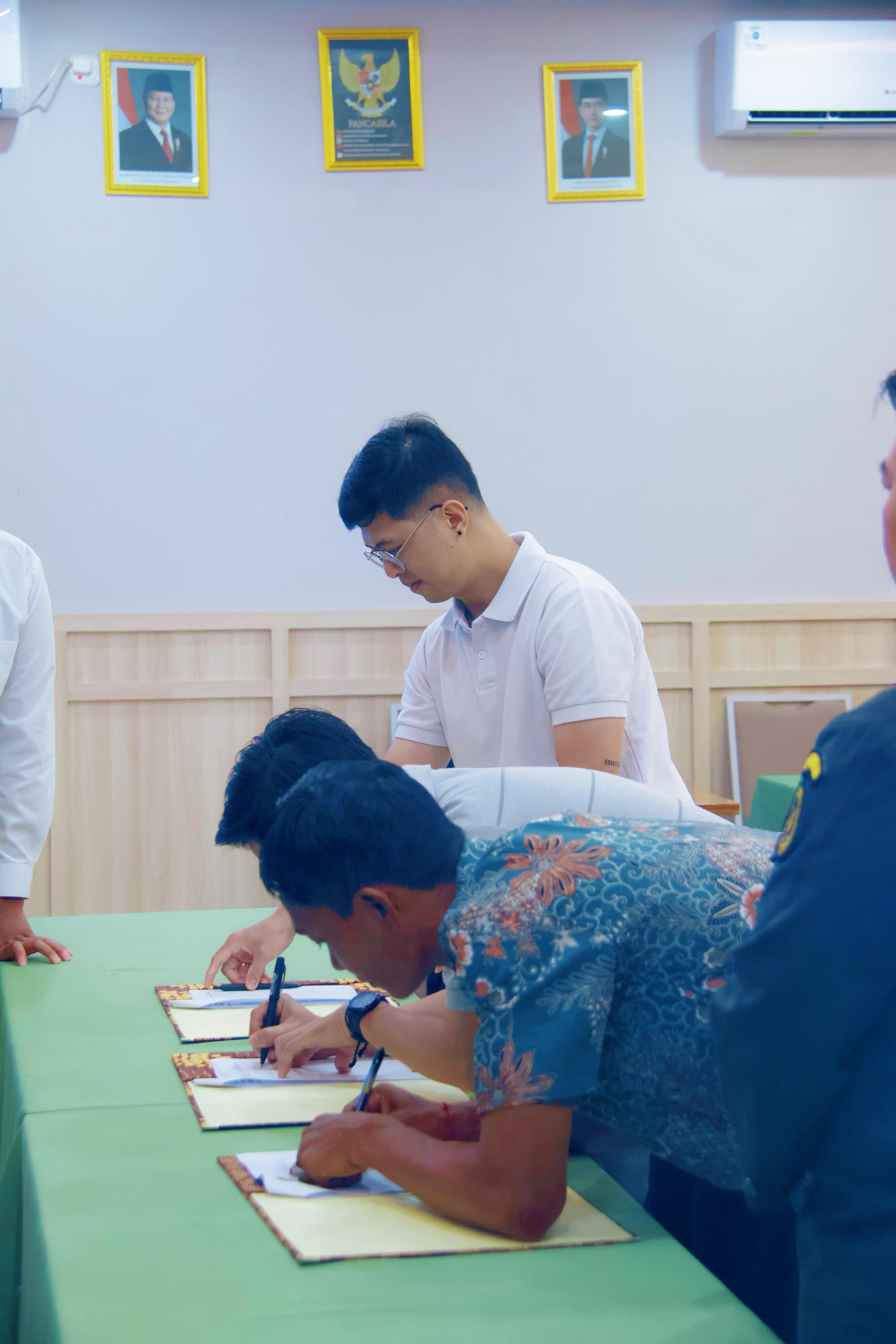 MITRA: Penandatanganan Perjanjian Kerja Sama antara Balai Karantina, Dinas Pangan, BPR Binarta Luhur, dan beberapa packing house durian.