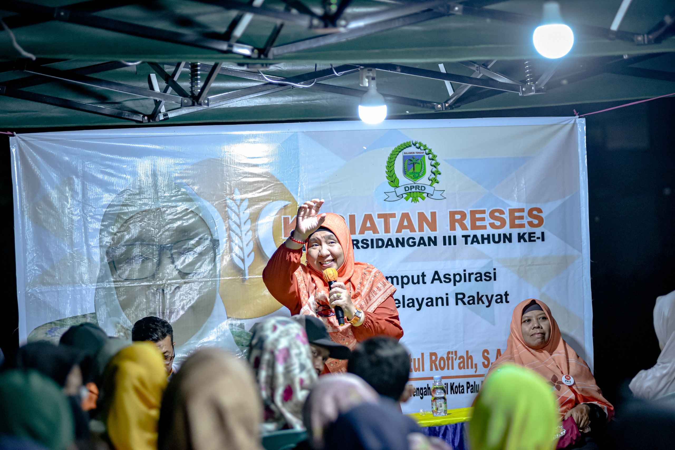 RESES : Bunda Wiwik saat menggelar reses dan bertemu dengan warga Kelurahan Besusu Tengah, Kamis (10/09/2025).(FOTO: DOK HUMAS PKS SULTENG/RADAR PALU).
