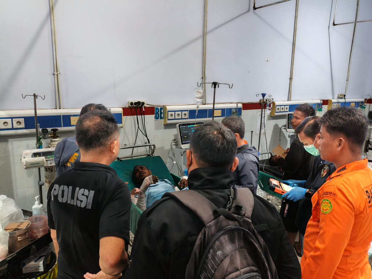 DIDATA : Polisi dan Tim Basarnas sedang mendata para korban kapal terbakar KLM Maryam Indah, di RSUD Luwuk, Kabupaten Banggai.(FOTO :ISTIMEWA/RADAR PALU).