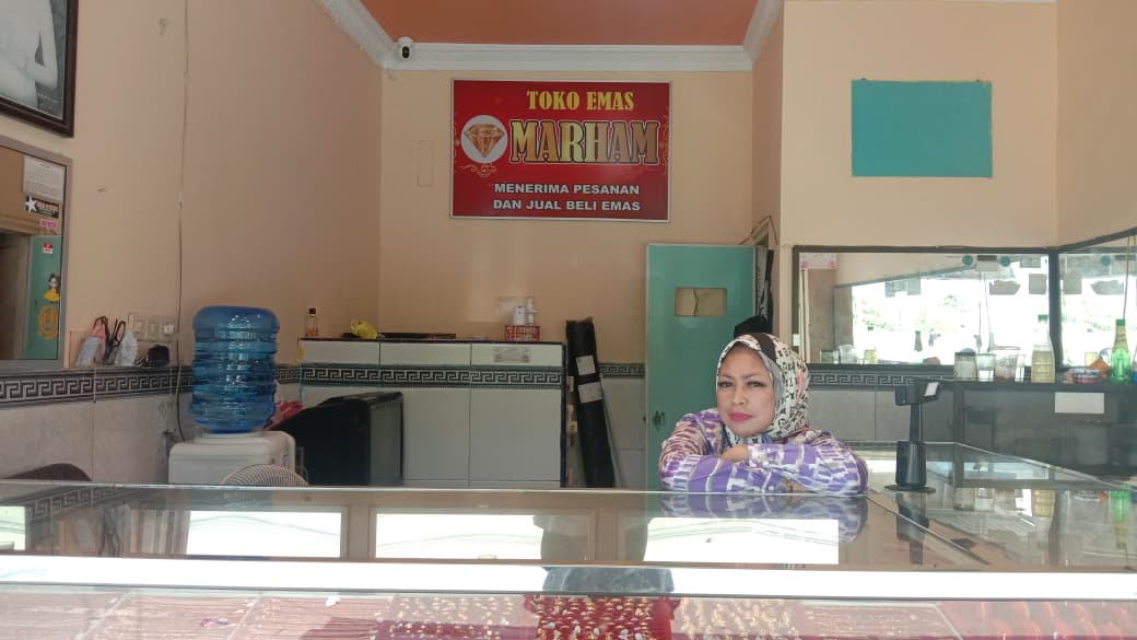 PEDAGANG EMAS: Salah satu pedagang emas di Pasar Masomba, Marwah saat berada di lapaknya pada Sabtu (13/9/2025).