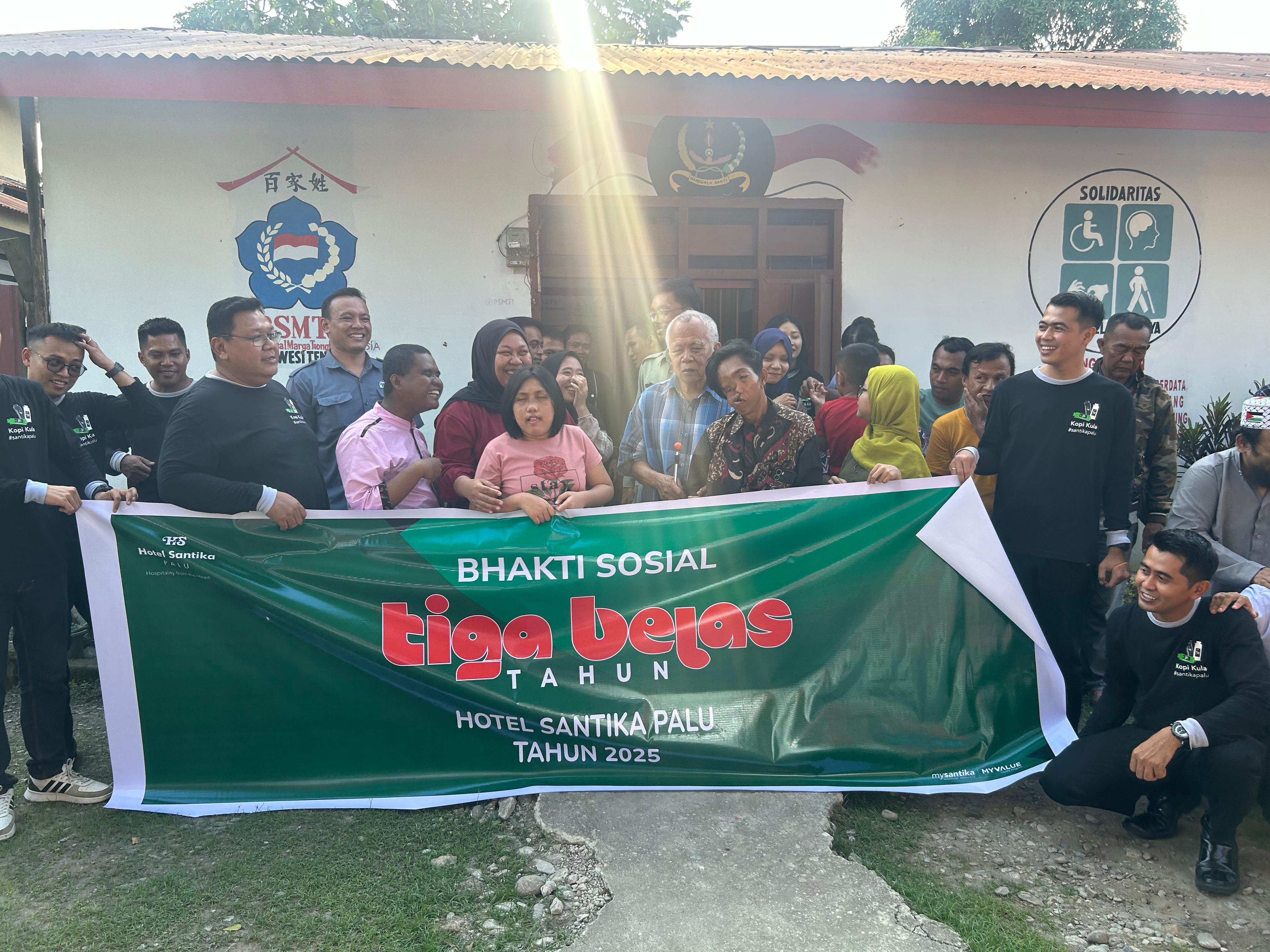 BERBAGI BERSAMA: Jajaran pimpinan dan staf Hotel Santika Palu berfoto bersama anak asuhan Rumah Merah Putih saat aksi sosial dilakukan jelang HUT ke-13.