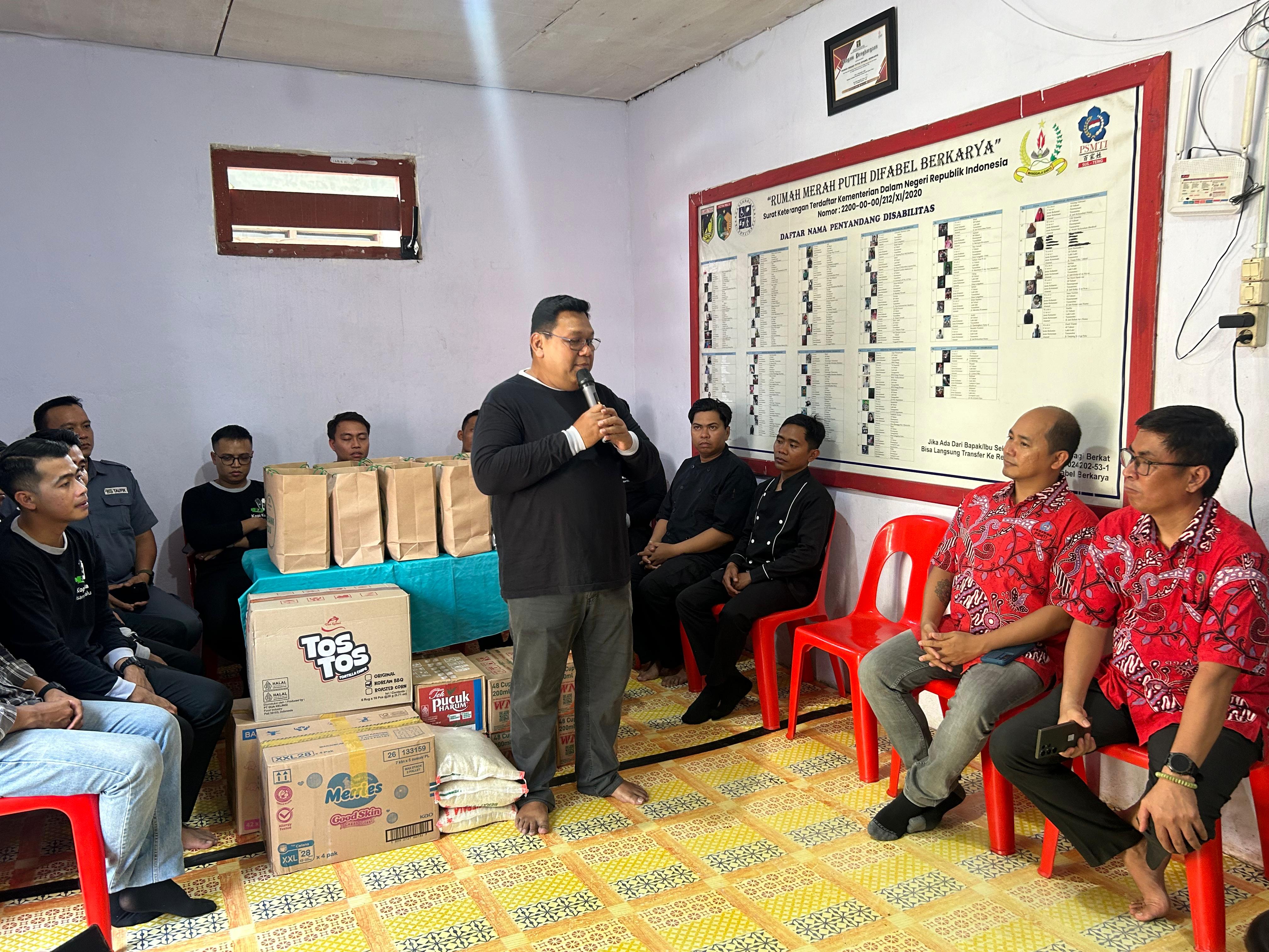 AKSI SOSIAL: General Manager (GM) Hotel Santika Palu, Buntoro Basuki Rahmat saat penyerahan bantuan aksi sosial di Rumah Merah Putih.