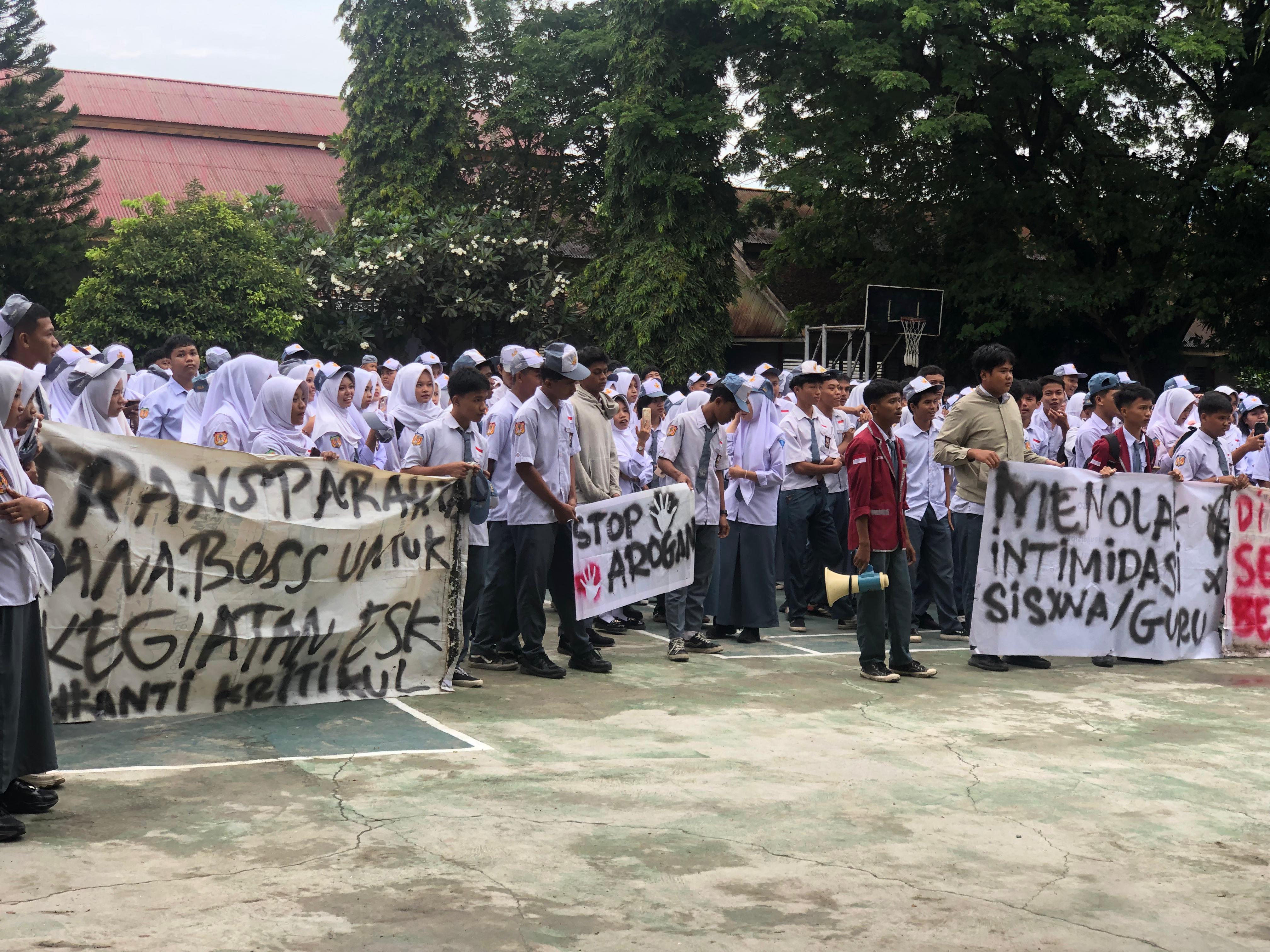 UNJUKRASA DAMAI : Para siswa SMA 5 Kota Palu, saat berunjukrasa di halaman sekolah, Senin (15/09/2025).(FOTO: ISTIMEWA/RADAR PALU).