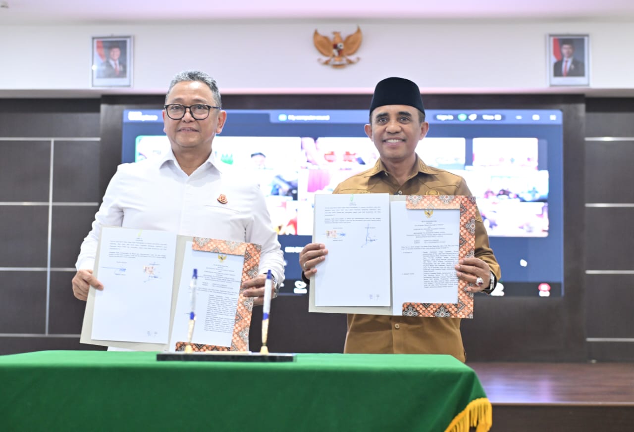 Gubernur Sulteng Anwar Hafid dan Kajati Sulteng Nuzul Rahmat menandatangani nota kesepakatan penerapan restorative justice di Palu, Senin (15/9/2025).