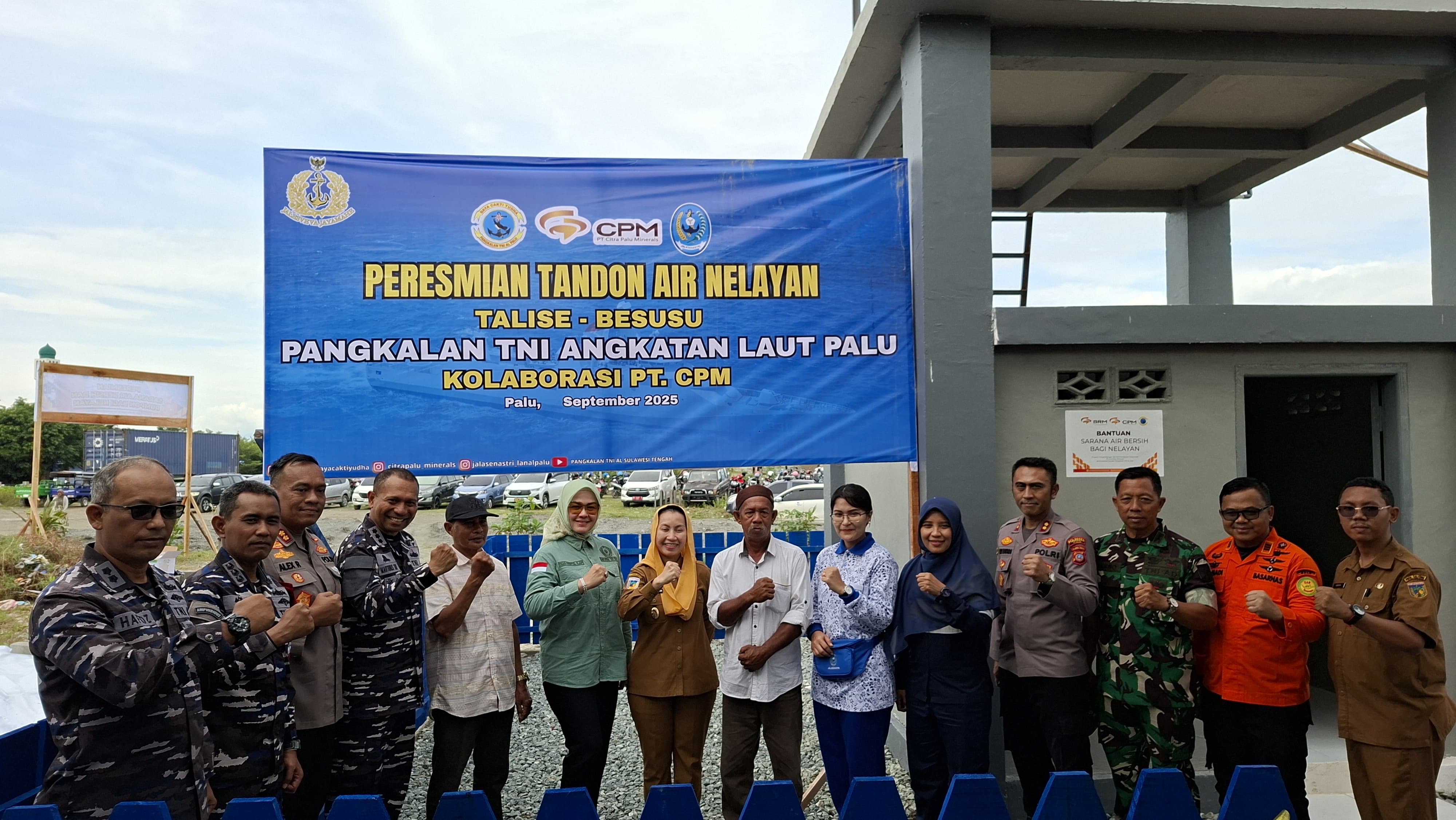 Peresmian tandon air untuk nelayan di Kelurahan Talise hasil kolaborasi Pangkalan TNI Angkatan Laut dan PT CPM