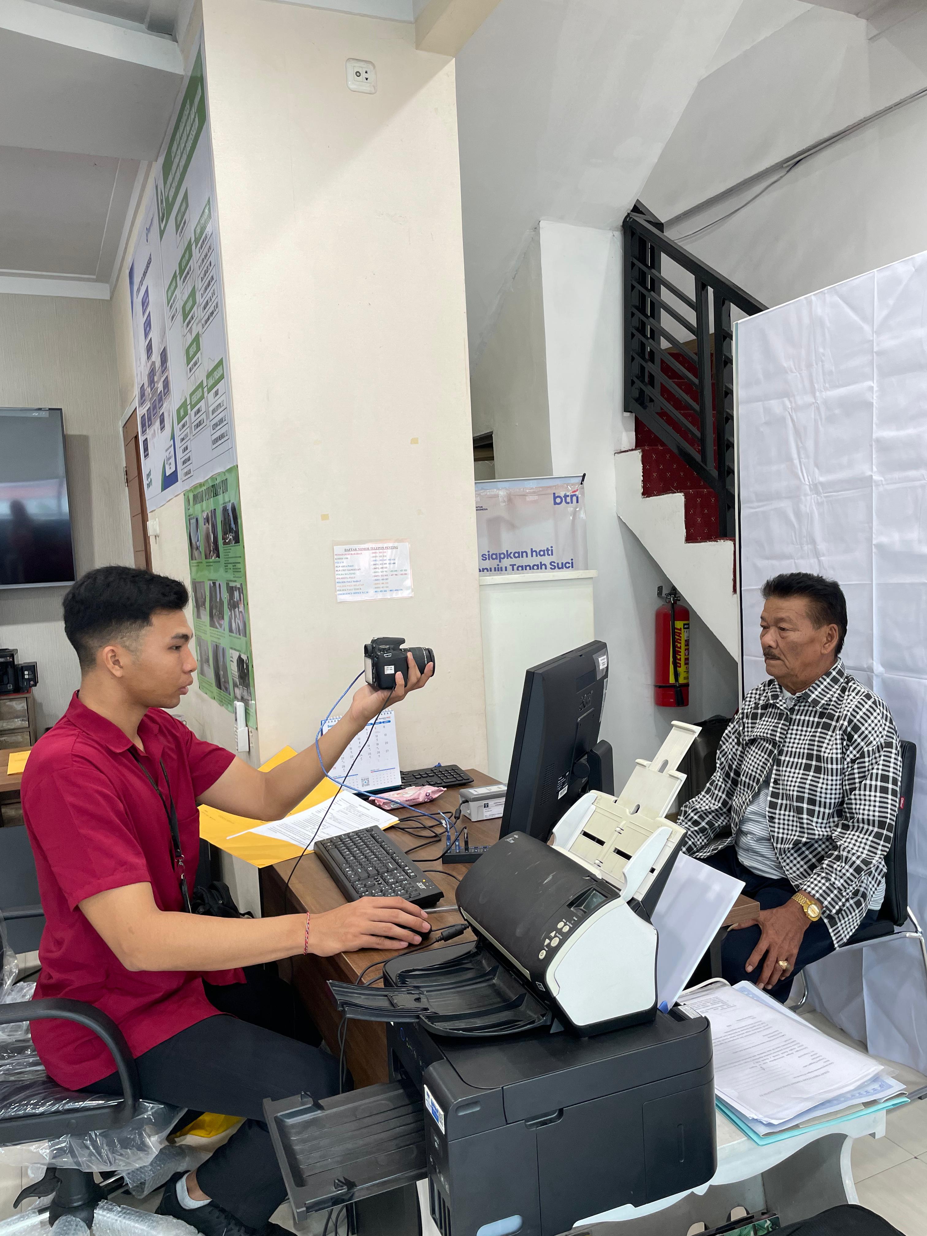 PASPOR : Tampak proses dokumentasi pelayanan foto paspor yang diterbitkan Imigrasi Palu, langsung di kantor KBIHU Menara Babussalam Palu, Minggu (14/09/2025).(FOTO: ISTIMEWA/RADAR PALU)