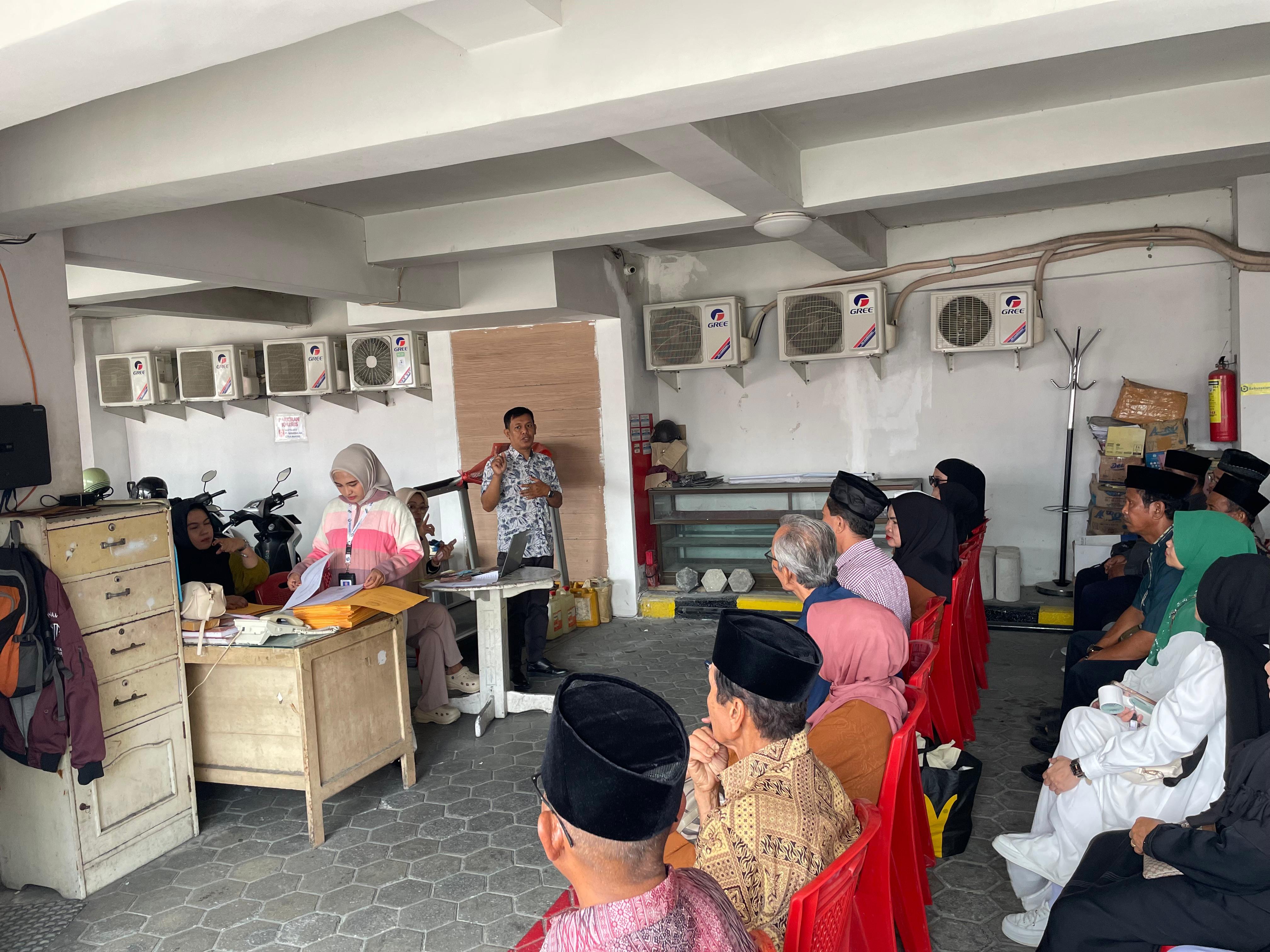 CALON HAJI : Tampak calon jamaah haji di KBIHU Babussalam sedang mengikuti proses mendapatkan paspor, Minggu (14/09/2025).(FOTO: ISTIMEWA/RADAR PALU)