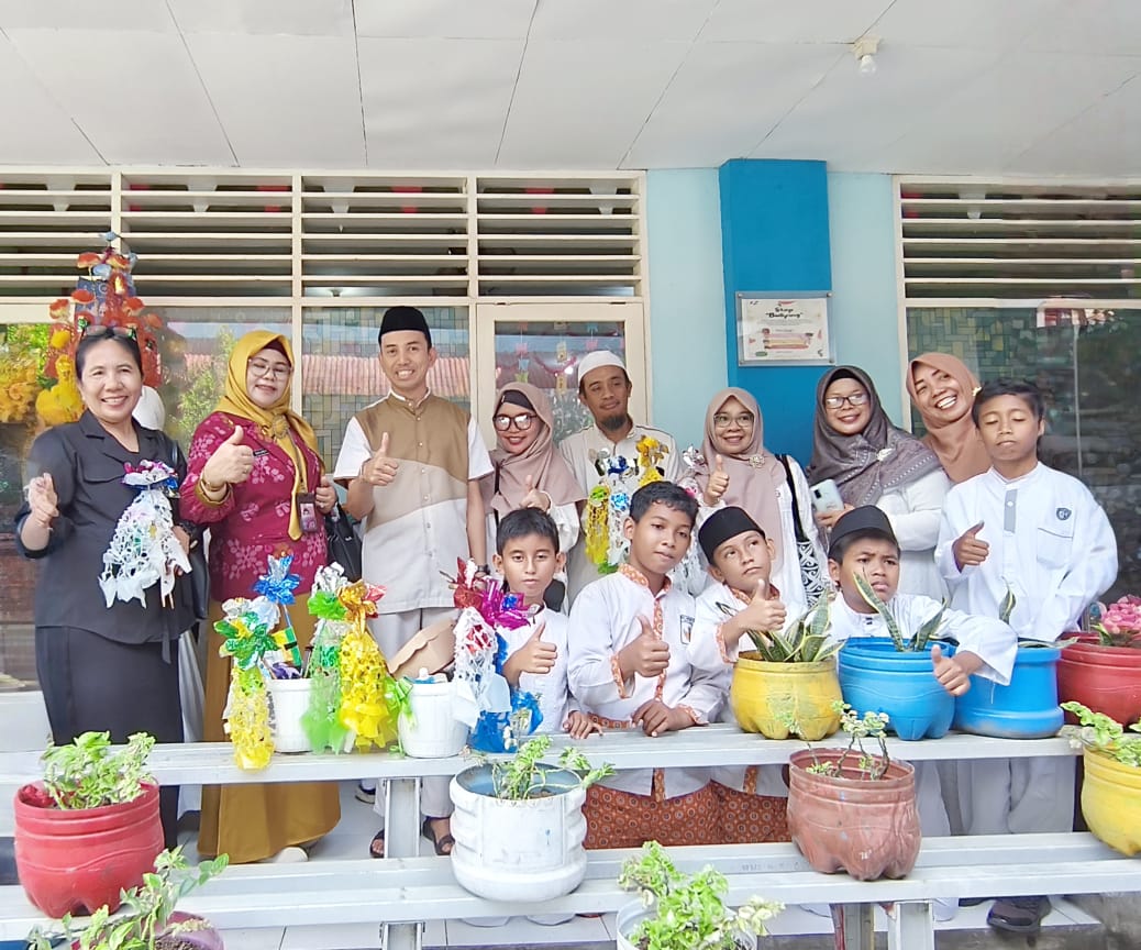 TEKANKAN PENDIDIKAN KARAKTER: Peringatan Maulid Nabi di SDN 15 Palu, Sabtu (12/9/2025).