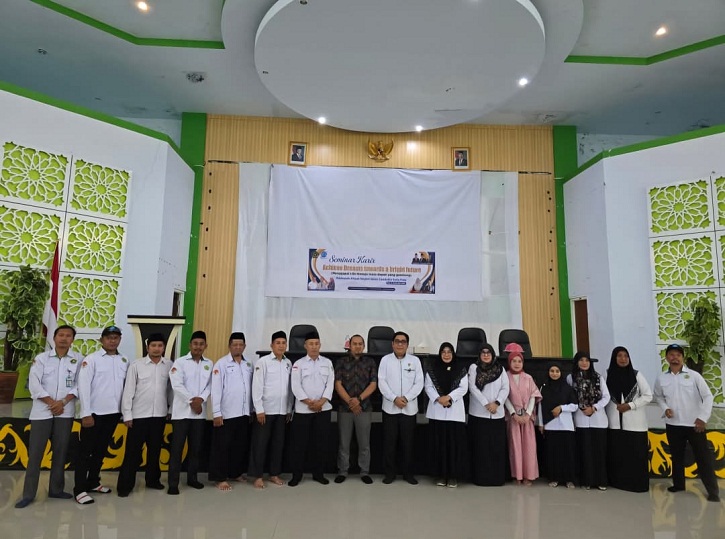 SEMINAR: Tim Guru BK menyempatkan foto bersama usai kegiatan seminar karir 2025 bagi Insan Cendekia Kota Palu, Selasa (16/9).&nbsp;