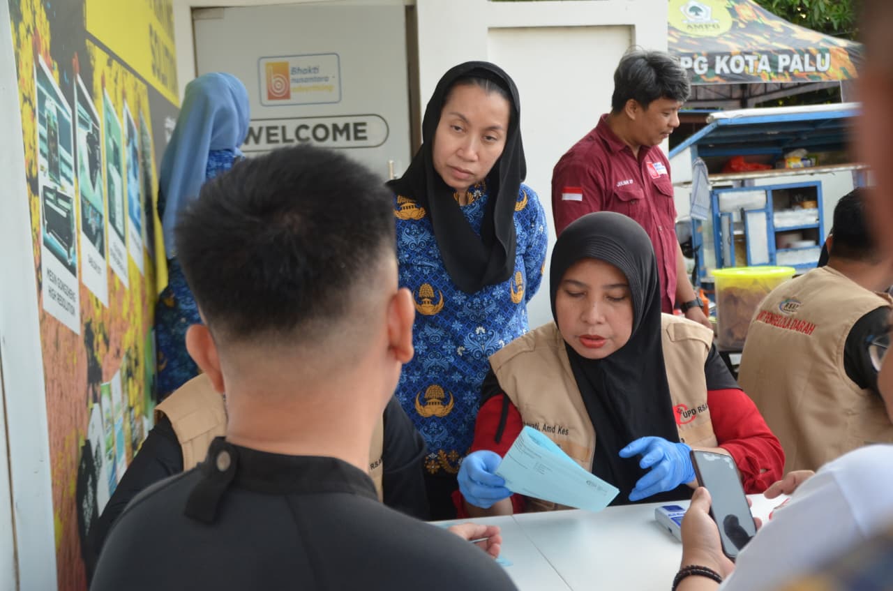 DONOR DARAH : Wawali Palu, Imelda Muhidin, memantau aksi donor darah langsung di rumah warga di Jln. Juanda Palu.(FOTO: ISTIMEWA/RADAR PALU).