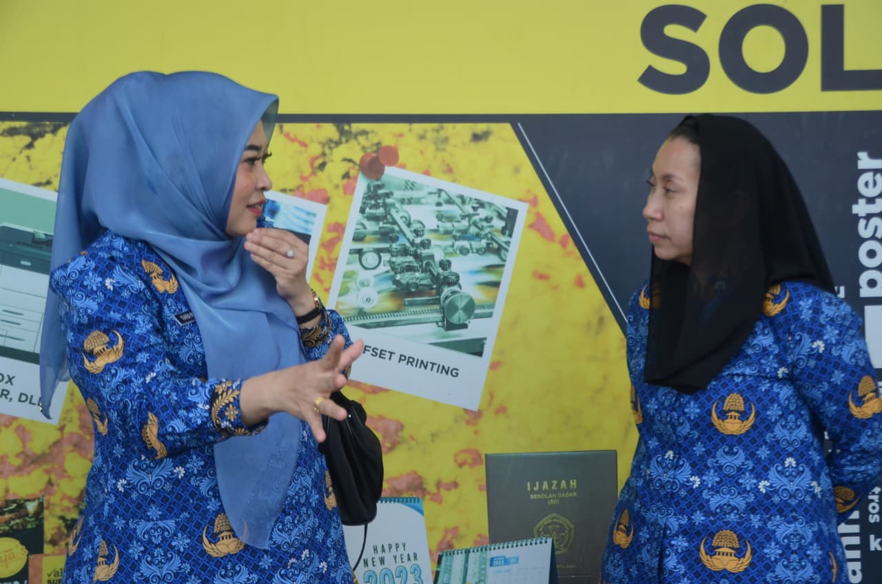 APRESIASI INOVASI : Wawali Palu Imelda Liliana Muhidin (kanan), berbincang dengan dr Tiara dari RSU Anutapura Palu. (FOTO: ISTIMEWA/RADAR PALU).