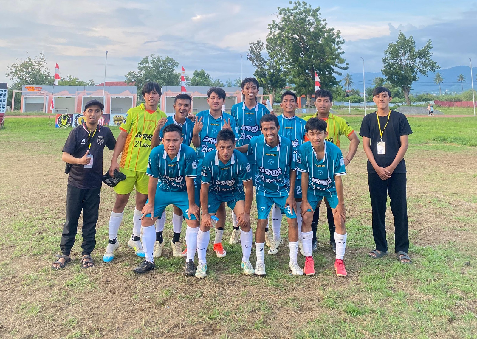 LOLOS PEREMPAT FINAL : Para pemain Ksatria FC yang diturunkan pada babak delapan besar Mini Soccer Taman Likuifaksi Cup 2025, Rabu (17/9/2025).