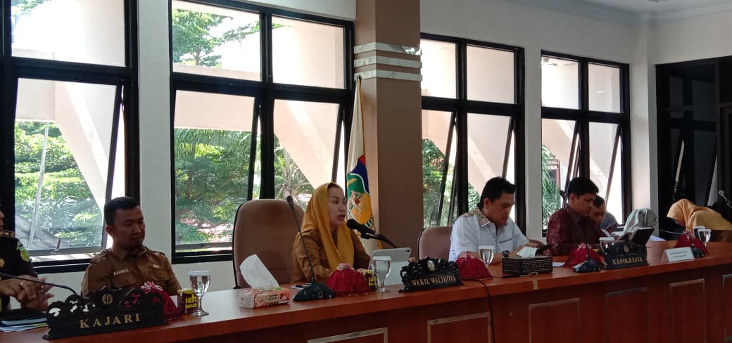 TEKANKAN SINERGITAS: Wakil Wali Kota Palu, Imelda Liliana Muhidin saat menyampaikan sambutan pada Rapat High Level Meeting TPID pada Selasa (16/9/2025).