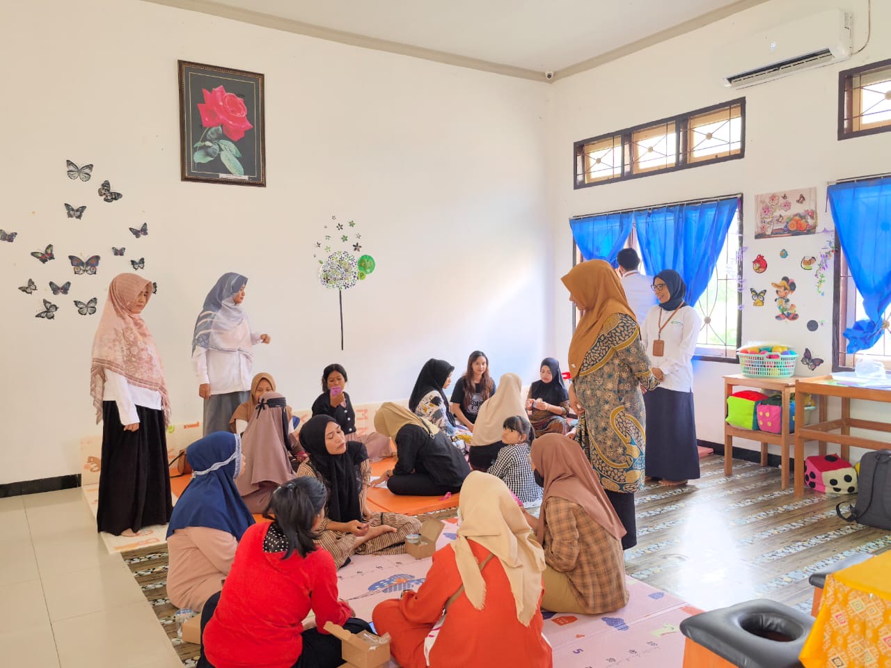 Kegiatan yang dilaksanakan pekan kemarin ini menyasar ibu hamil serta kader kesehatan dan berlangsung di dua lokasi, yakni Taipa Ginggiri dan Kampus Poltekkes Palu Jurusan Kebidanan.