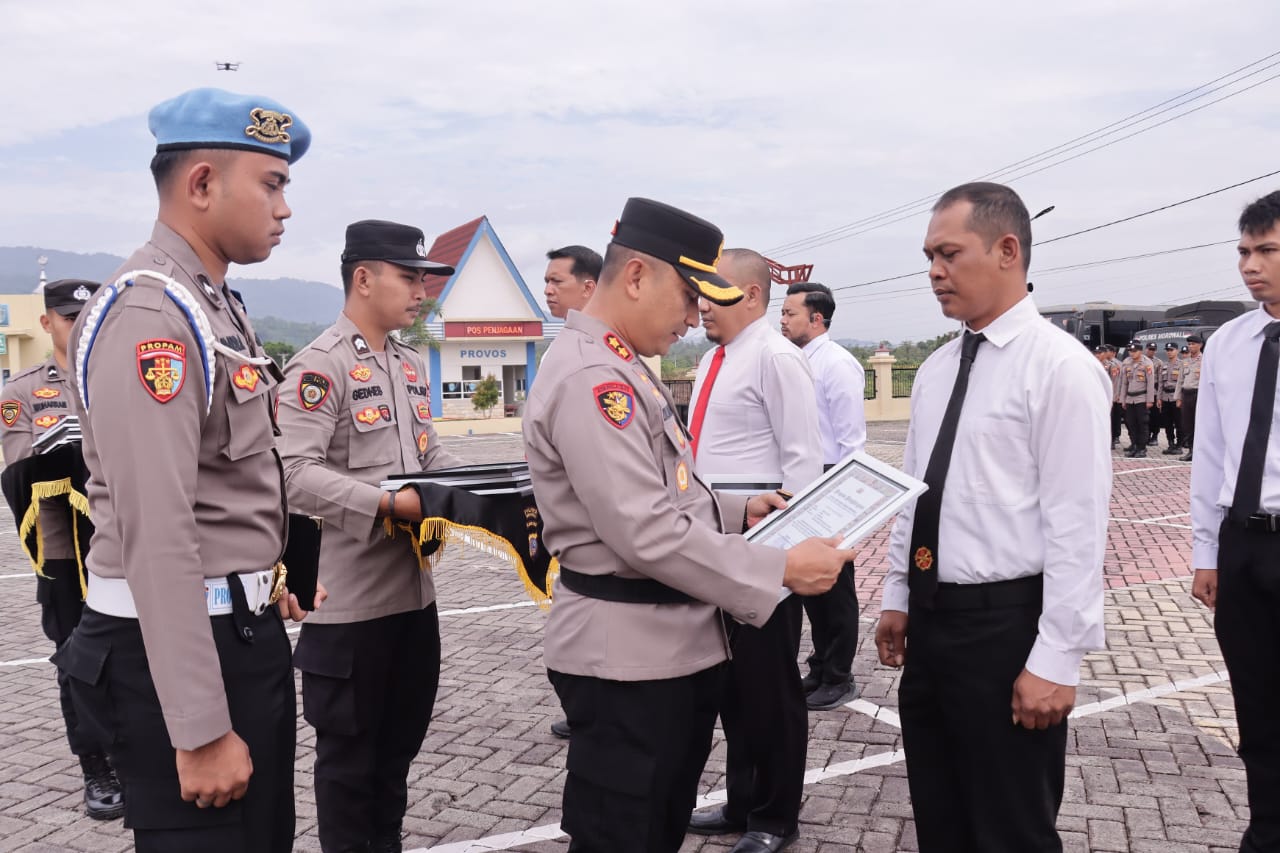 PENGHARGAAN : Kapolres Morowali AKBP Zulkarnain, berikan pengharagaan kepada personelnya yang mampu mengungkap dua kasus besar.(FOTO: SUPRIYONO/RADAR PALU).