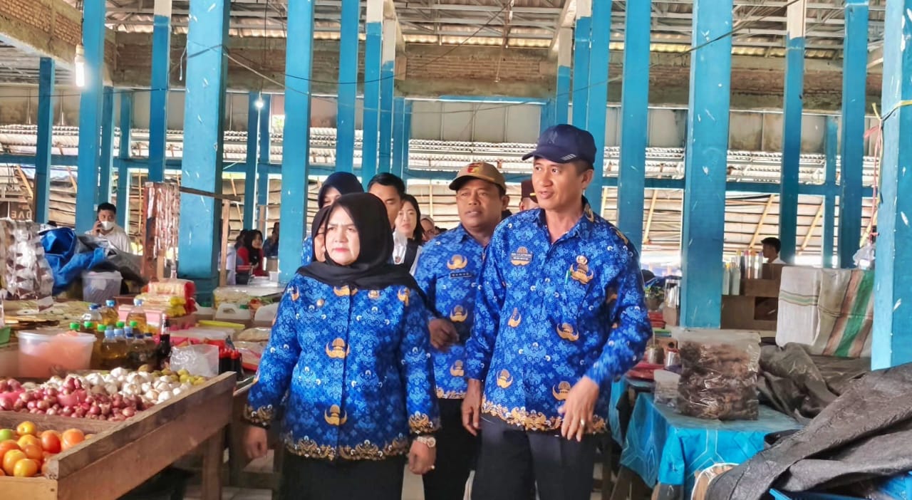 SIDAK : Wabup Touna, Surya Lapasiri bersama beberapa pimpinan OPD melakukan sidak di Pasar Sentral Desa Sansarino Kecamatan Ampana Kota, Kamis (18/09/2025).(FOTO: HERIYANTO LIMAHU/RADAR PALU).