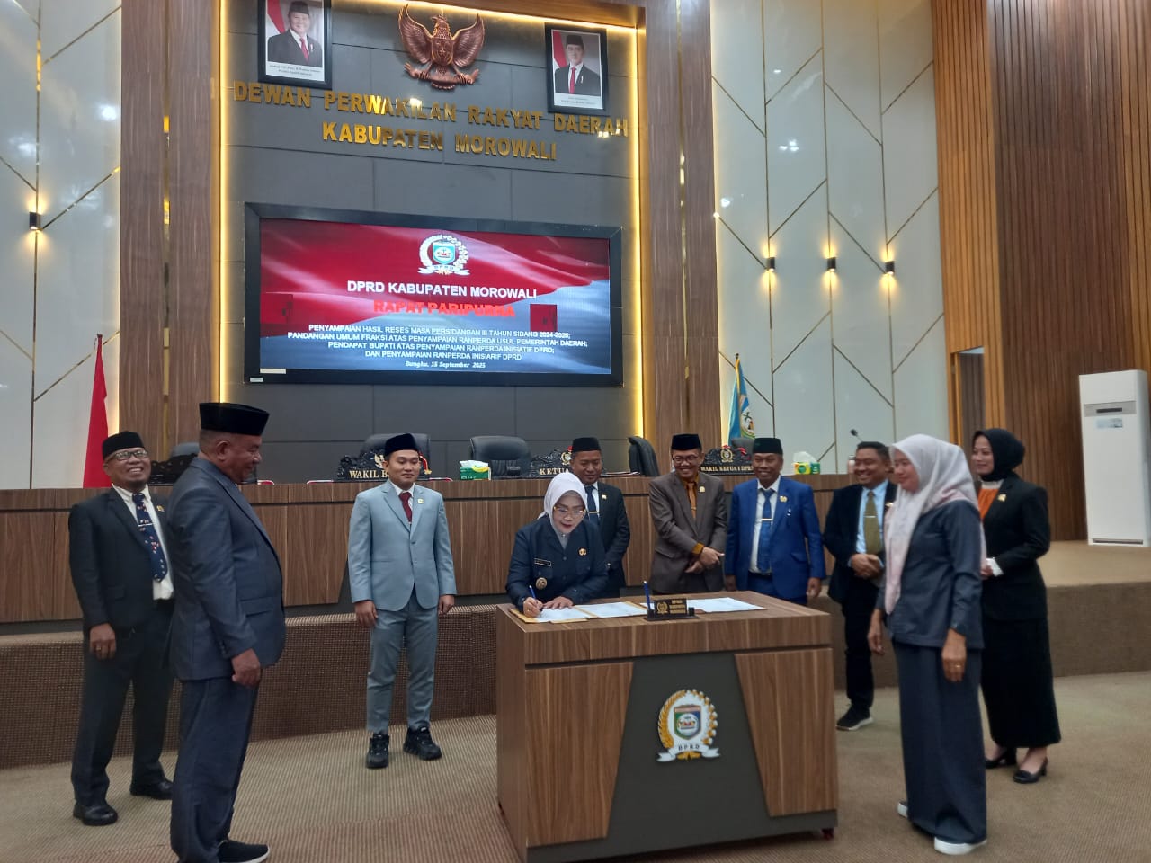 PENANDATANGANAN : Wabup Morowali Irene Ilyas, menandatangani berita acara pembahasan Ranperda.(FOTO : SUPRIYONO/RADAR PALU)