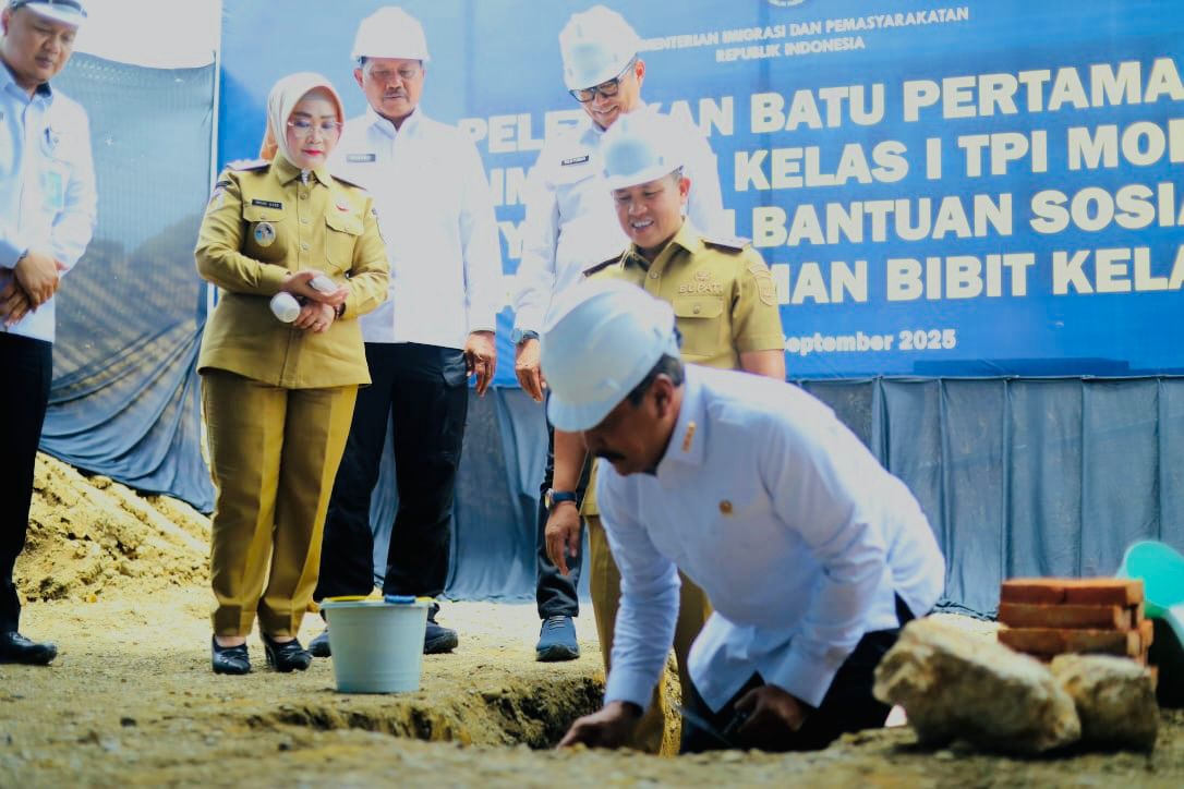 PEMBANGUNAN : Menteri Imigrasi saat melakukan peletakan batu pertama pembangunan kantor Imigrasi di Morowali, Selasa (16/09/2025).(FOTO: SUPRIYONO/RADAR PALU).