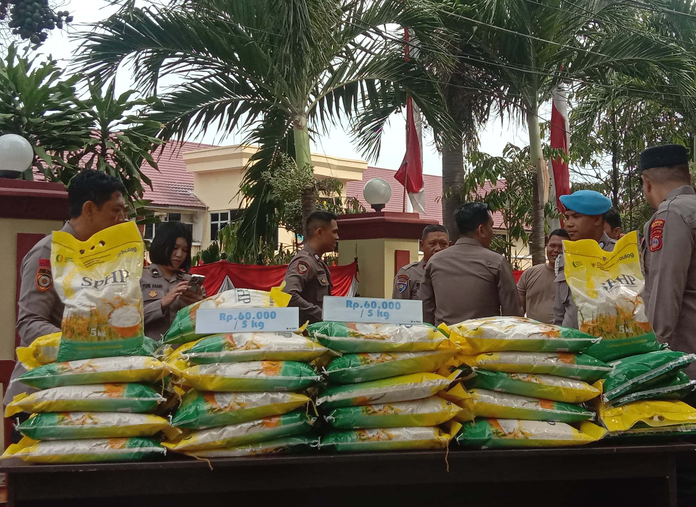 BERAS SPHP:  Pimpinan Wilayah Perum Bulog Sulteng, Jusri Pakke penyaluran beras SPHP, sebagai upaya menekan harga sekaligus memberikan alternatif bagi masyarakat.