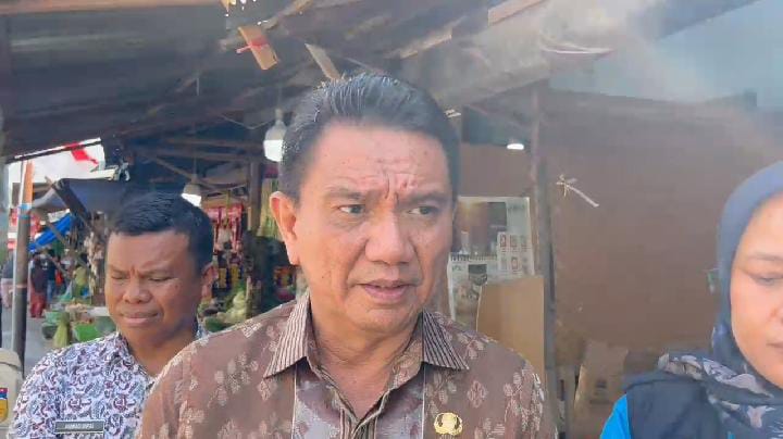 BERI KETERANGAN: Kepala Dinas Perdagangan dan Industri Kota Palu, Zulkifli saat ditemui beberapa waktu yang lalu.