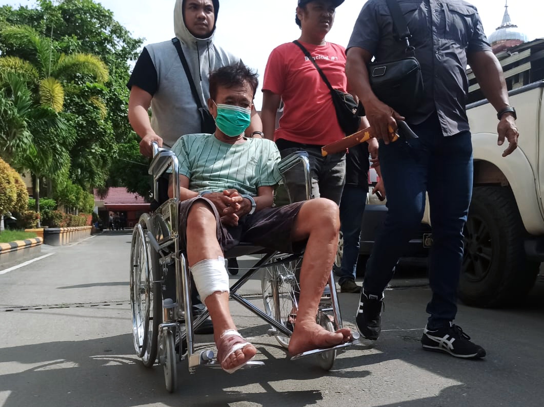 Satreskrim Polresta Palu saat membawa seorang pelaku pembunuhan yang akan dihadirkan dalam Konferensi pers di Mapolresta Palu, Jumat (19/9).