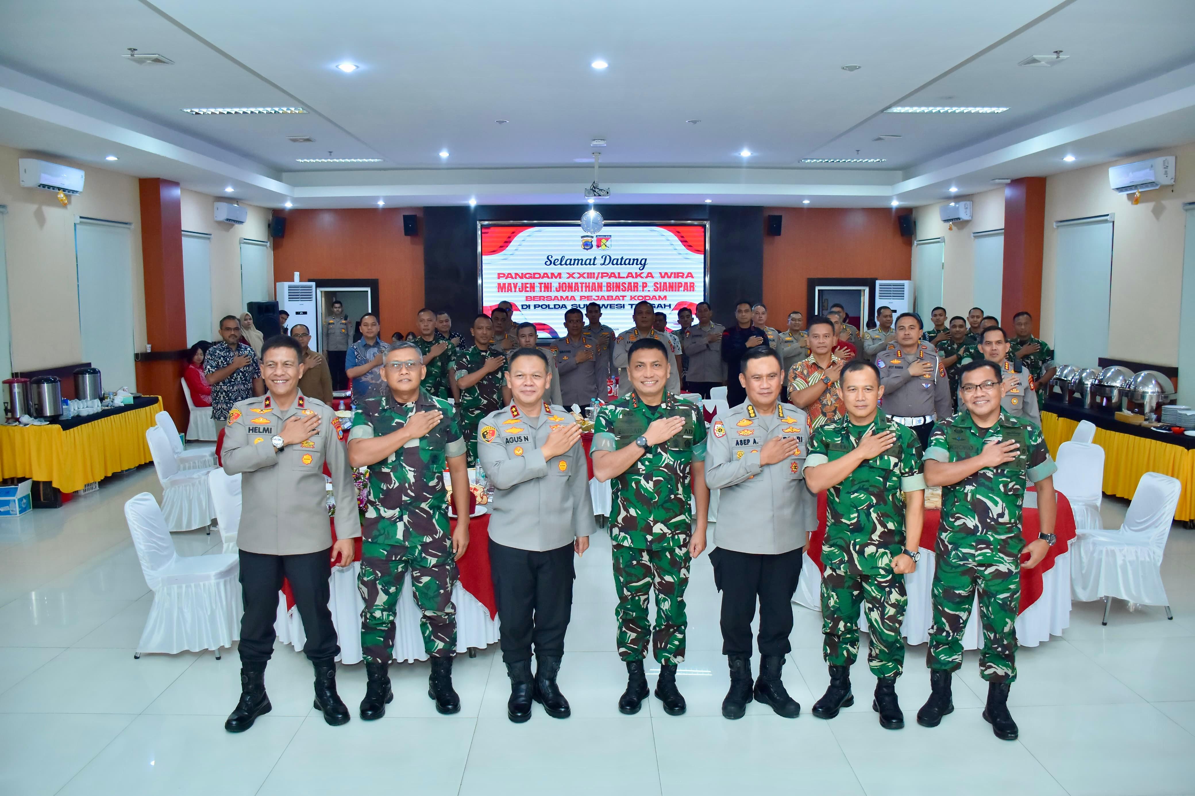 SINERGITAS: Pangdam XXIII/Palaka Wira Mayjen TNI Jonathan Binsar Parluhutan Sianipar bersama rombongan melakukan kunjungan kerja di Mapolda Sulawesi Tengah pada Jumat (19/9/2025) siang.