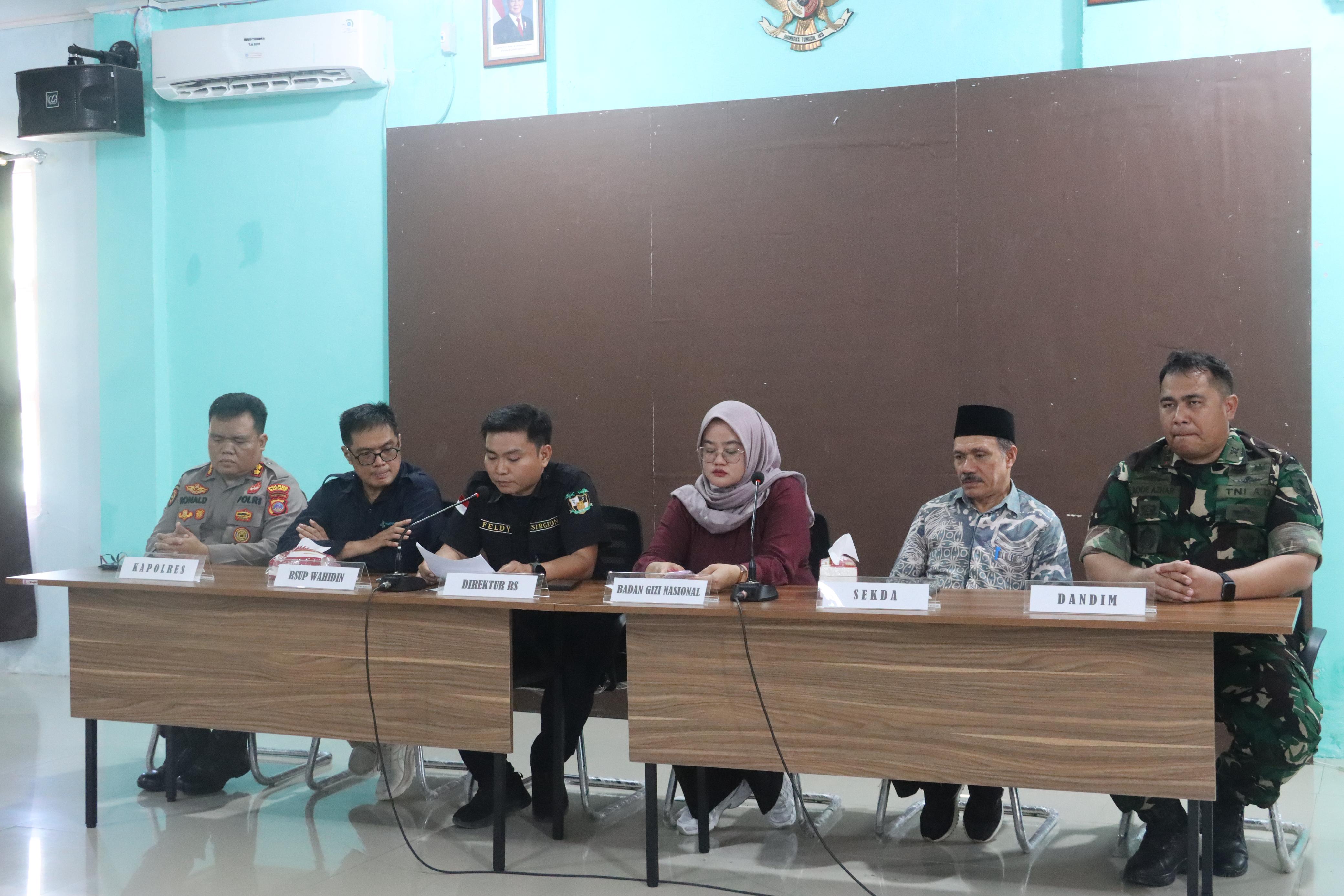 KERACUNAN MASSAL : Polres Bangkep bersama tim Kementerian Badan Gizi Nasional (BGN) menggelar konferensi pers untuk menyampaikan perkembangan penanganan para korban, Sabtu (20/9/2025).