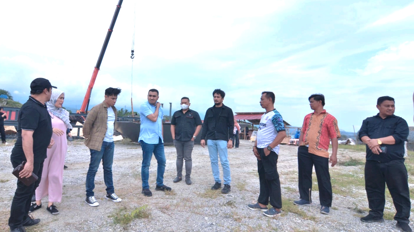 Anggota Komisi A dan Komisi C DPRD Kota Palu saat meninjau lokasi aktivitas pertambangan PT Muzo dan PT Arasmamulya di Kelurahan Taipa, Palu Utara, Sabtu (20/9).