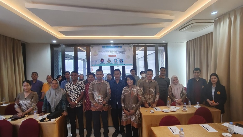 DORONG KANTIN SEHAT : Tim Pengabmas dari Poltekkes Kemenkes Palu Pelatihan melaksanakan pendampingan kewirausahaan yang berfokus pada penyediaan makanan sehat.