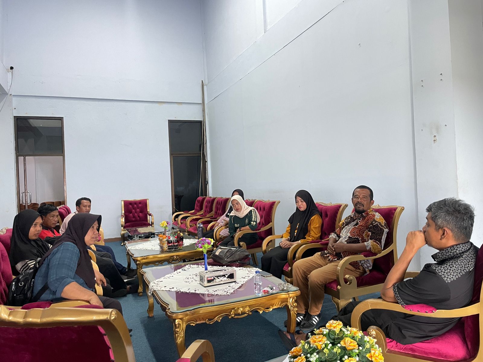 MENGADU : Para honorer dari beberapa kecamatan di Donggala, mengadu kepada ketua DPRD Donggala,  Moh Taufik.(FOTO: UJANG SUGANDA/RADAR PALU).