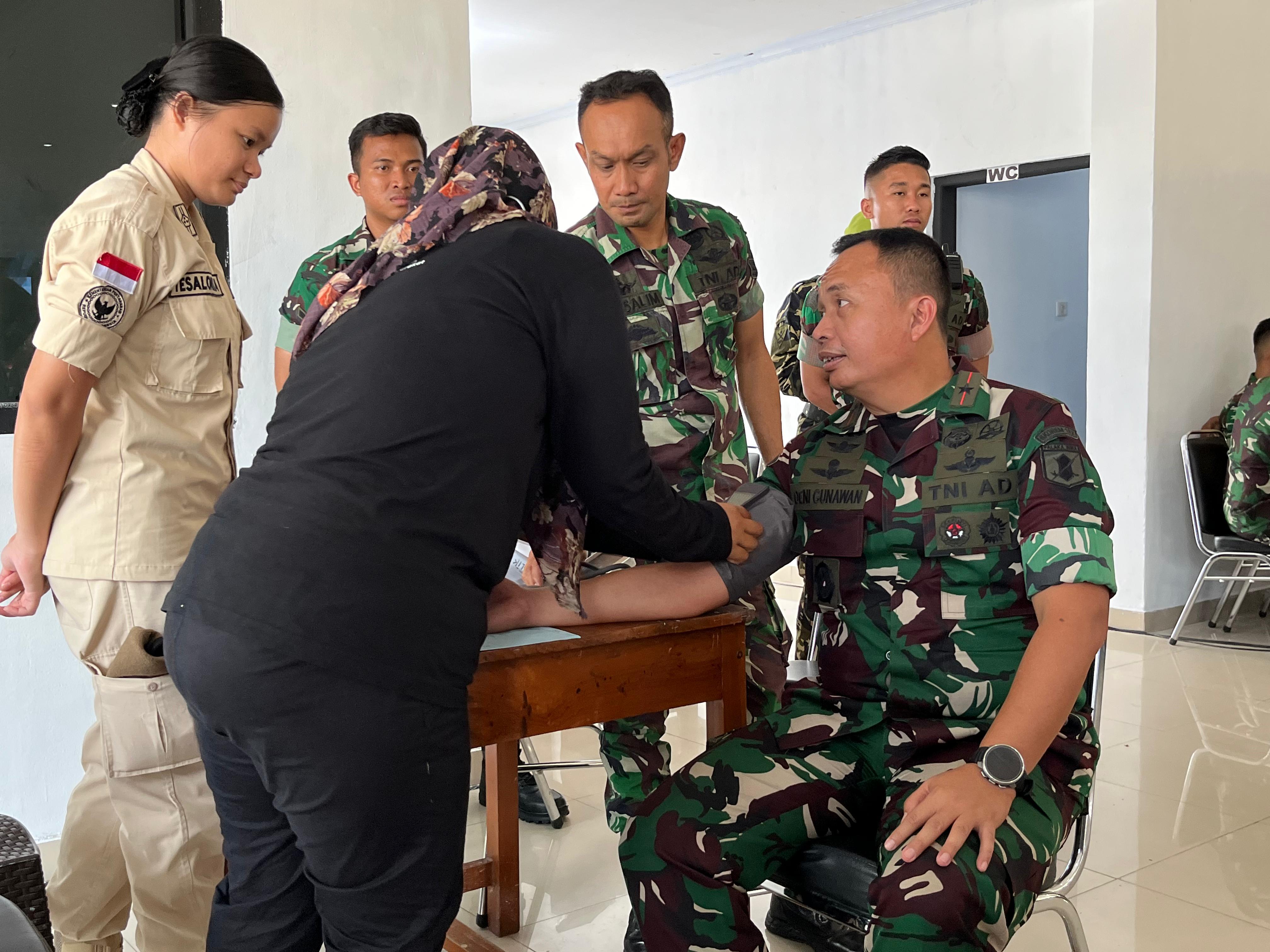 BAKSOS : Danrem 132 Tadulako, Brigjen TNI Deni Gunawan, menjadi peserta donor darah, di giat baksos HUT TNI ke-80, Minggu (21/09/2025).(FOTO : ISTIMEWA/RADAR PALU).