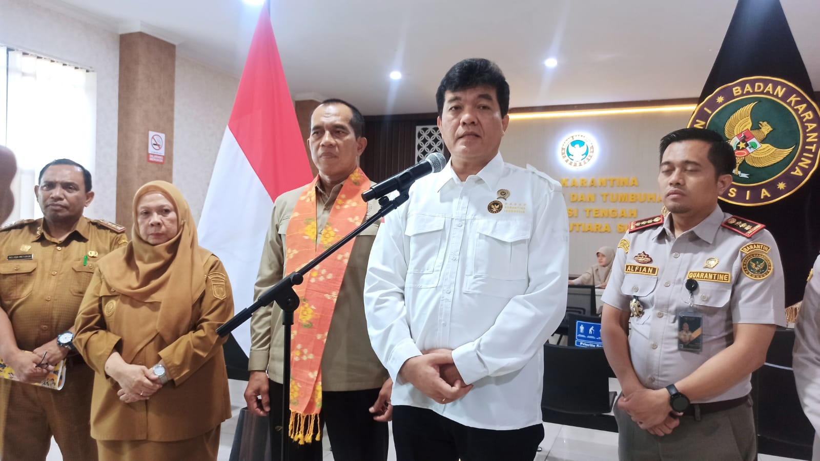 Kepala Barantin, Sahat M. Panggabean, memberikan penjelasan kepada awak media dalam konferensi pers usai mendampingi kunjungan kerja Komisi IV DPR RI di Kantor Karantina Sulteng.