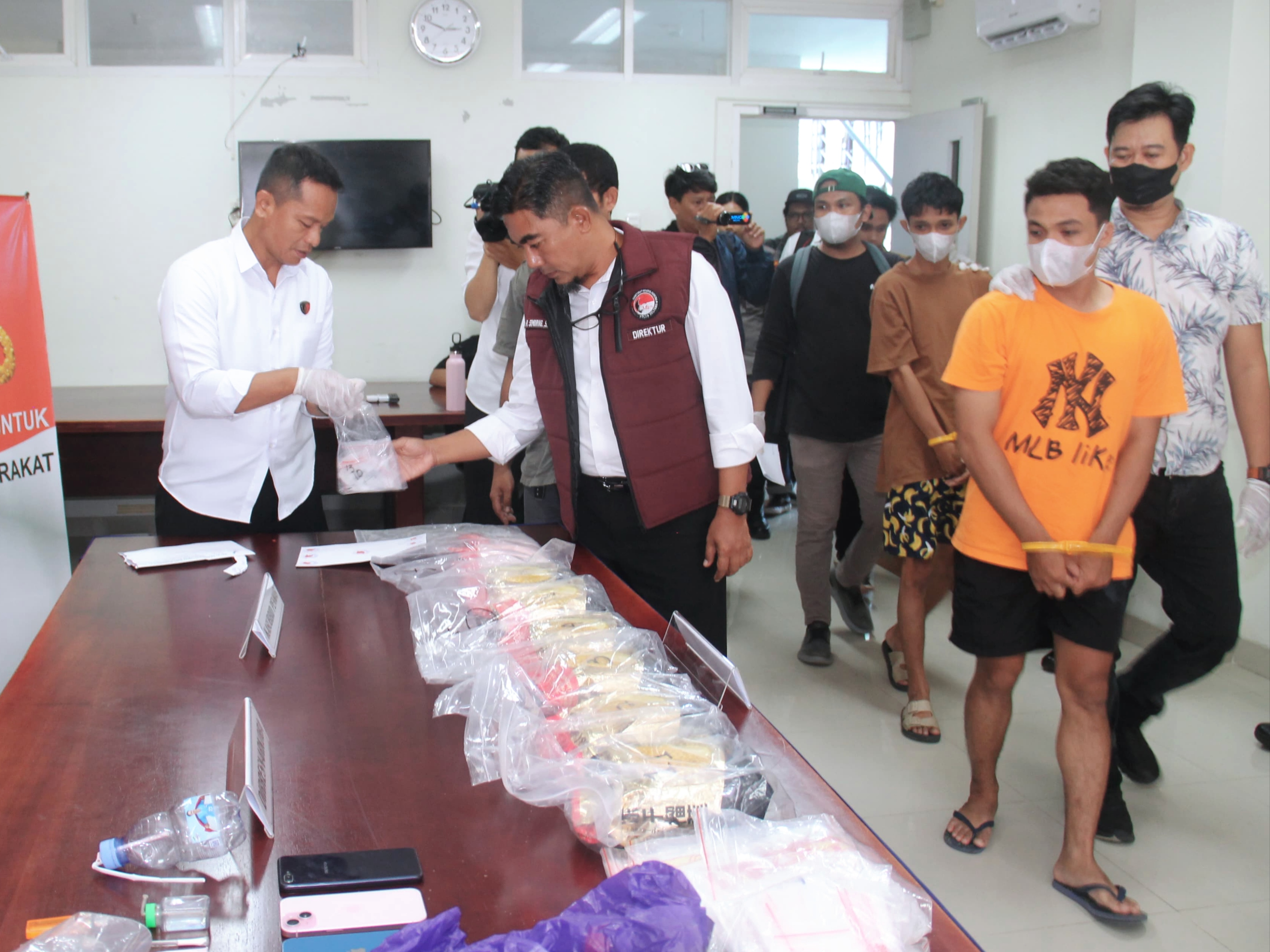Direktorat Reserse Narkoba Polda Sulteng memperlihatkan barang bukti 7,2 kilogram sabu dan 25 butir ekstasi hasil penggerebekan rumah di BTN Lasoani, Kota Palu.