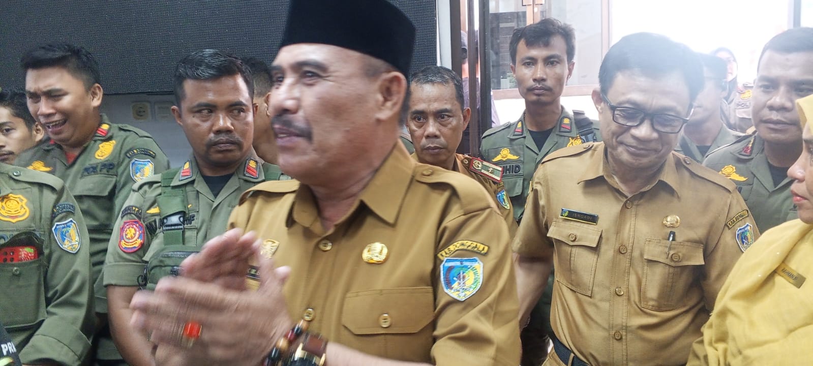 TEMUI : Wabup Donggala, Taufik M Burhan saat menemui P3K Donggala buntut dari surat pernyataan yang dinilai mencederai hak-hak P3K.(FOTO: ISTIMEWA/RADAR PALU).