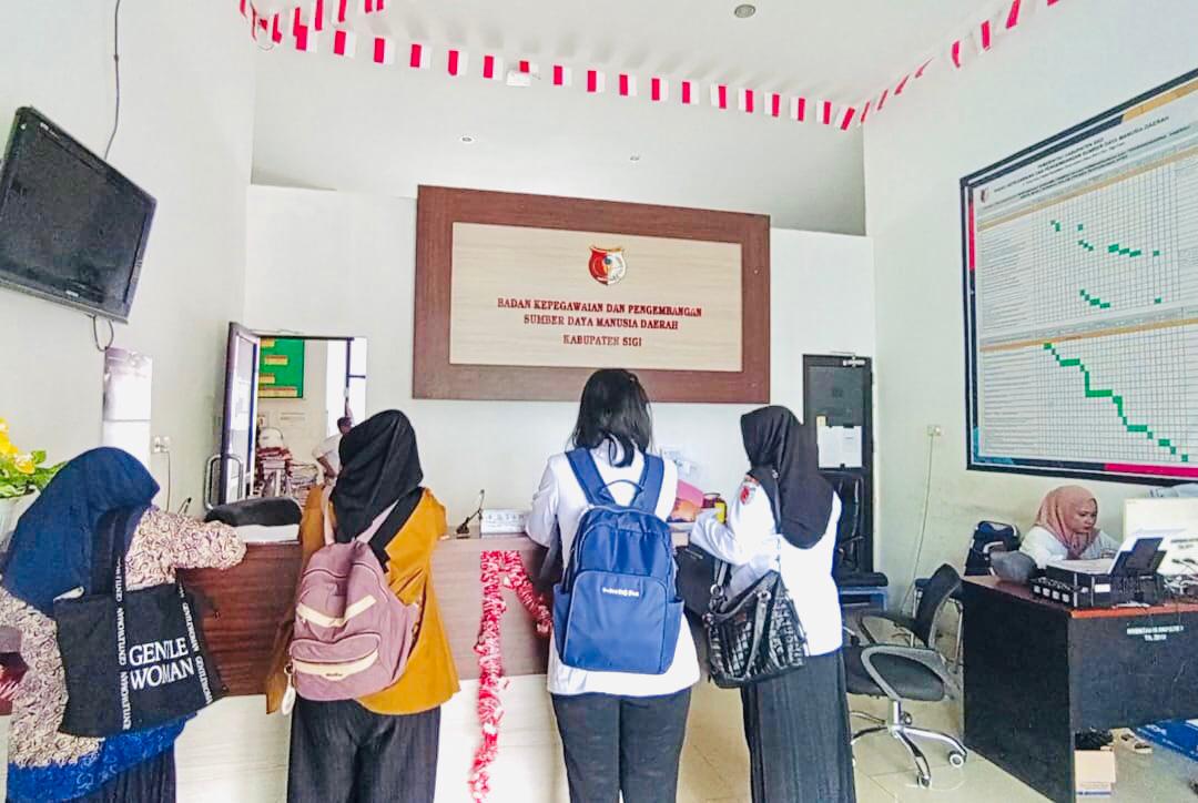 KELUHAN : Beberapa guru honor, mendatangi Kantor Bupati Sigi, Senin (22/09/2025).(FOTO: ANGEL SUMBARA/RADAR PALU).