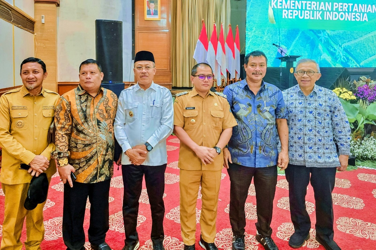 RAKORNAS : Wabup Morut, H. Djira Kendjo, usai mengikuti rakornas percepatan pelaksanaan program hilirisasi komoditas prioritas perkebunan di auditorium Gedung F, Kementerian Pertanian RI, Jakarta.
