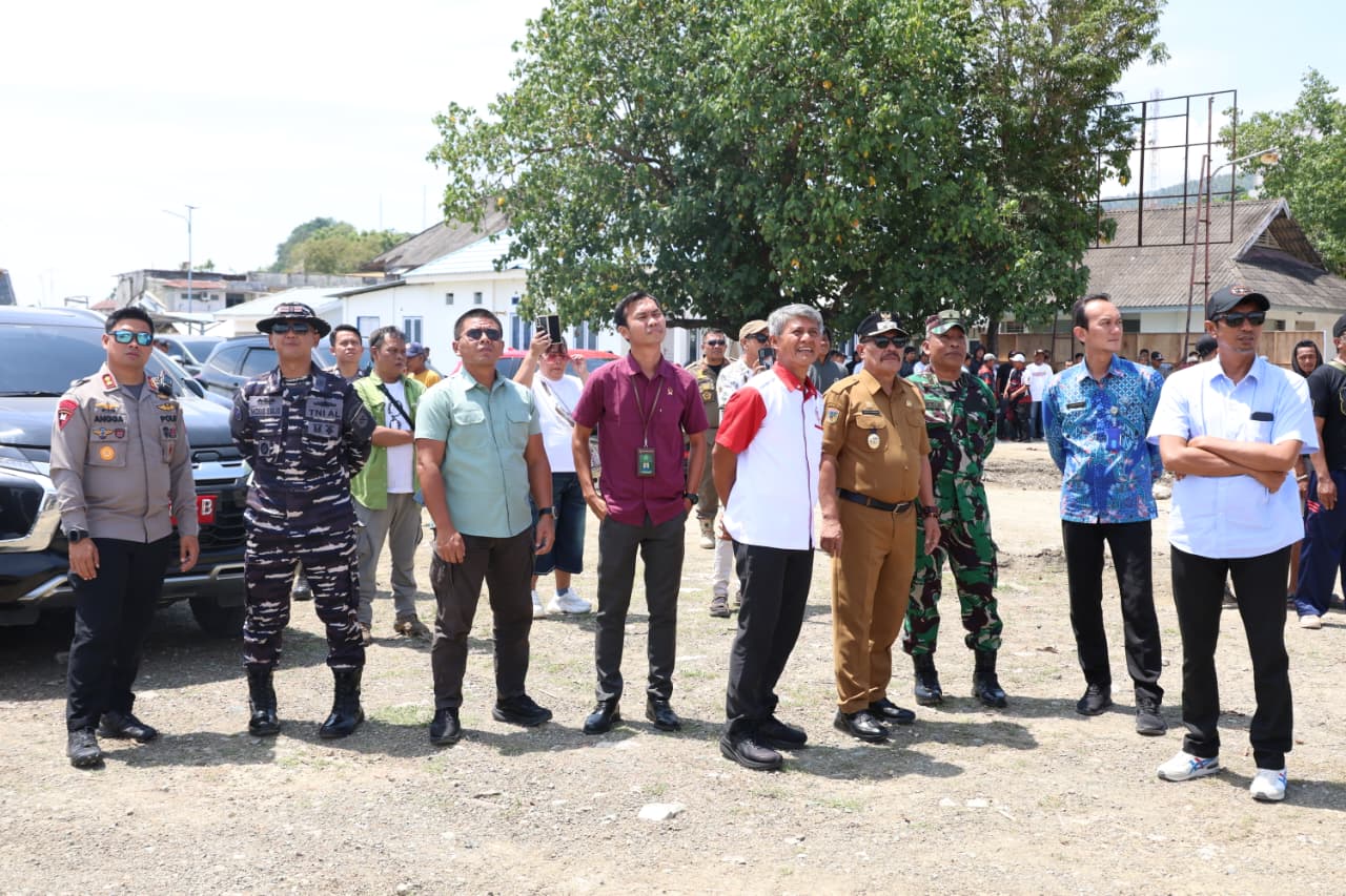 RESMI DIBUKA : Wabup Donggala, Taufik Burhan, bersama anggota Forkopimda, menyaksikan festival layangan di Pelabuan lama donggala, Selasa (23/09/2025).(FOTO: ISTIMEWA/RADAR PALU).