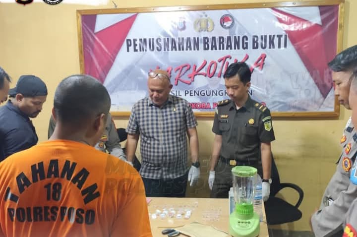 PEMUSNAHAN BARANG BUKTI : Tampak giat pemusnahan babuk narkoba di Polres Poso, Selasa (23/09/2025).(FOTO: BUDIYANTO WIHARTO/RADAR PALU).