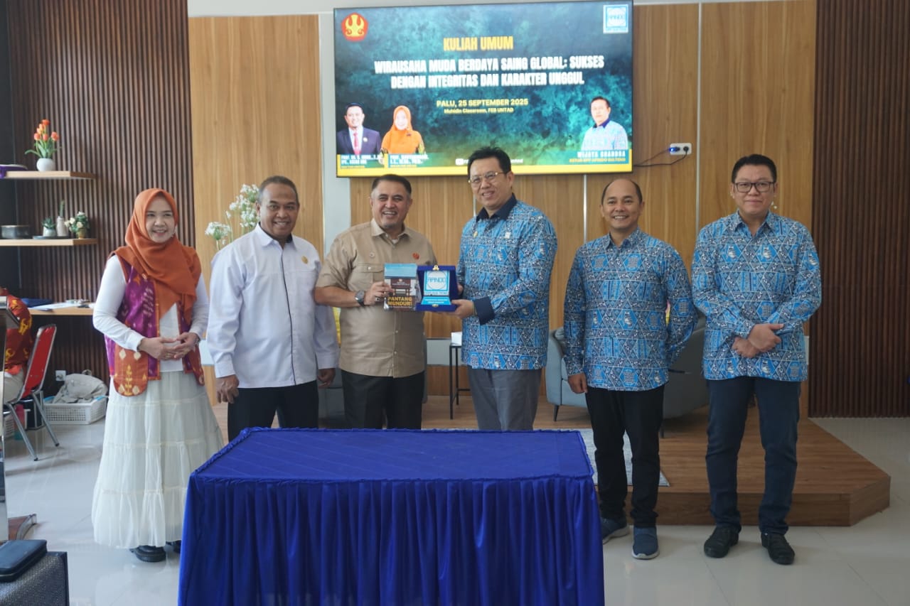 JALIN KERJA SAMA : Ketua DPP Apindo Sulteng Wijaya Chandra bersama Rektor Universitas Tadulako Prof. Amar disela-sela kuliah umum di Fakultas Ekonomi dan Bisnis Untad, Kamis pagi (25/9/2025).