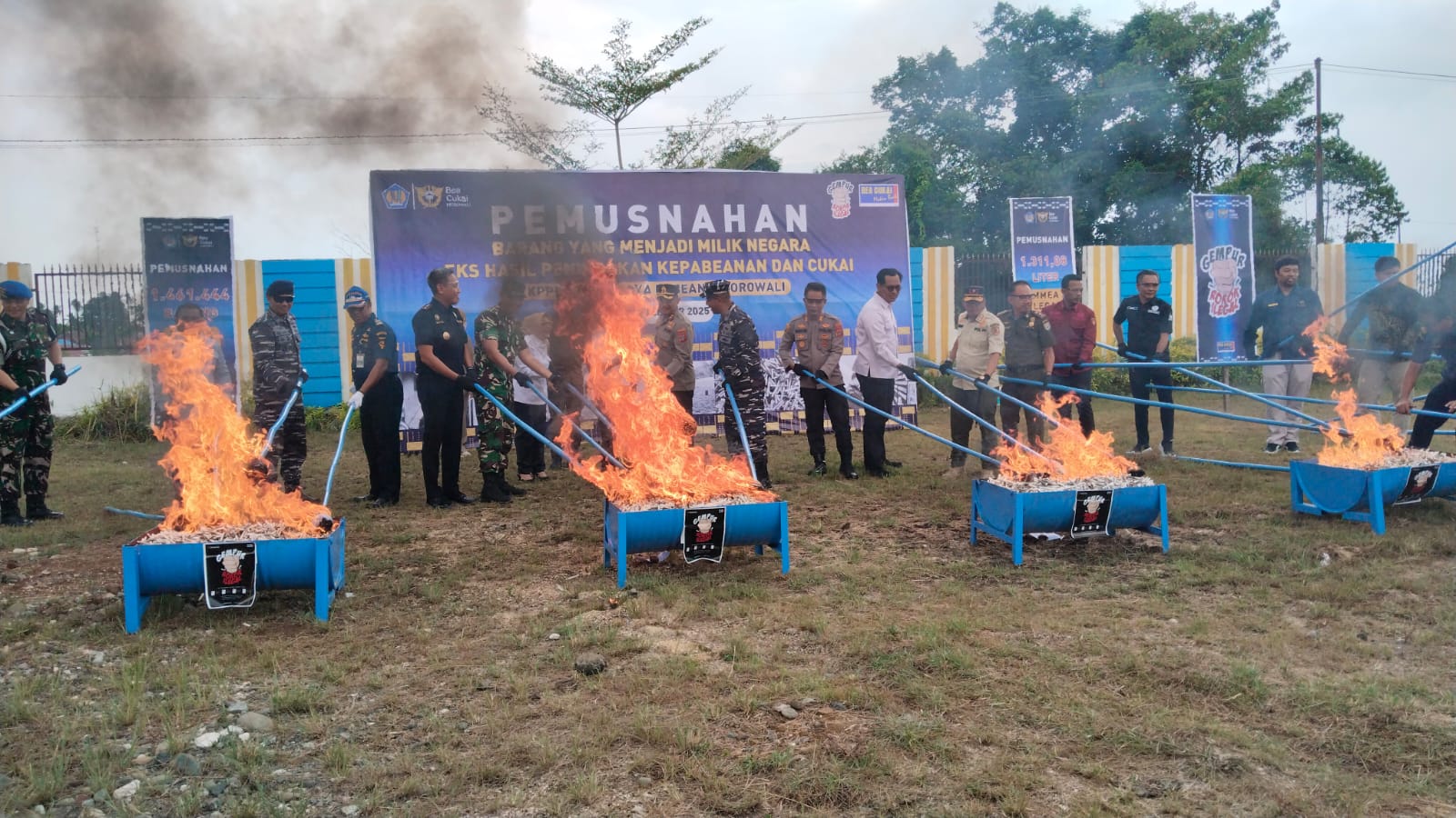MUSNAHKAN : Bea Cukai Morowali musnahkan jutaan rokok ilegal dan ribuan liter miras.(FOTO: SUPRIYONO/RADAR PALU)