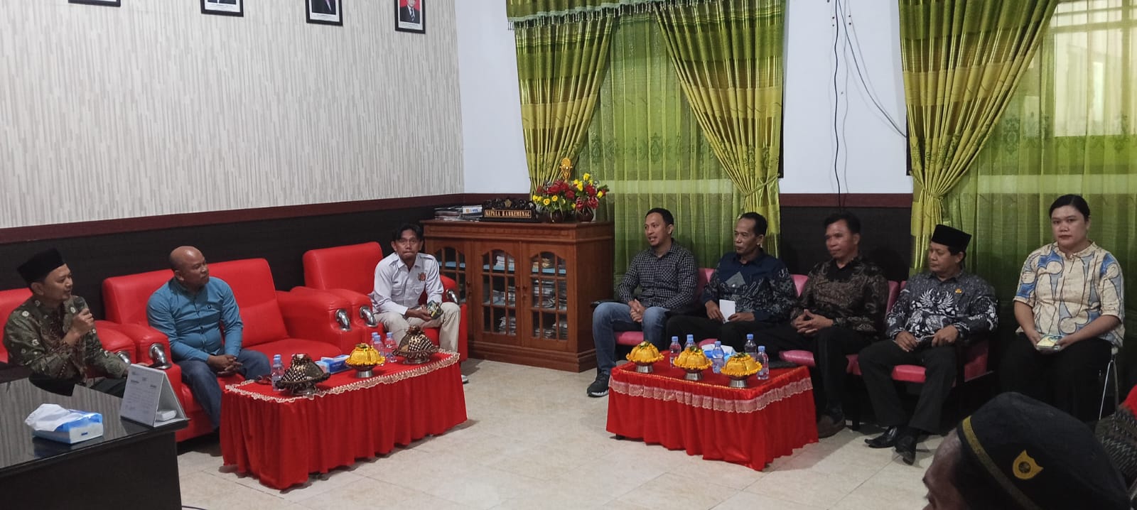 SILATURAHMI : Kakan Kemenag Touna, H. Muh Syahruddin menerima kunjungan silaturahmi dan sosialisasi dari Tim Idensos dan Pencegahan Satgaswil Sulteng Densus 88 AT Polri, Rabu (24/09/2025).