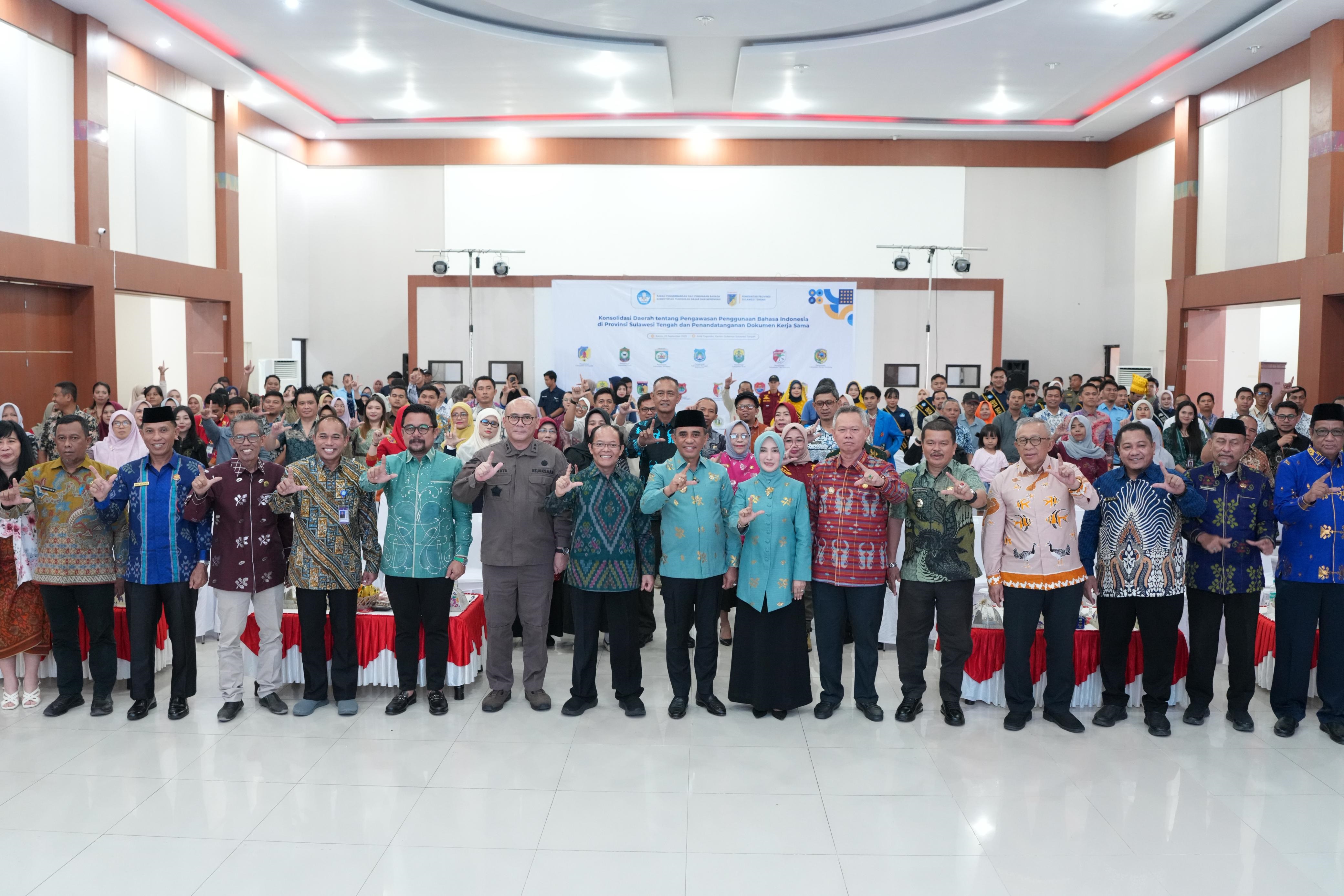 BERSINERGI : Konsolidasi Daerah Pengawasan Penggunaan Bahasa Indonesia di Aula Pogombo, kantor Gubernur Provinsi Sulawesi Tengah.