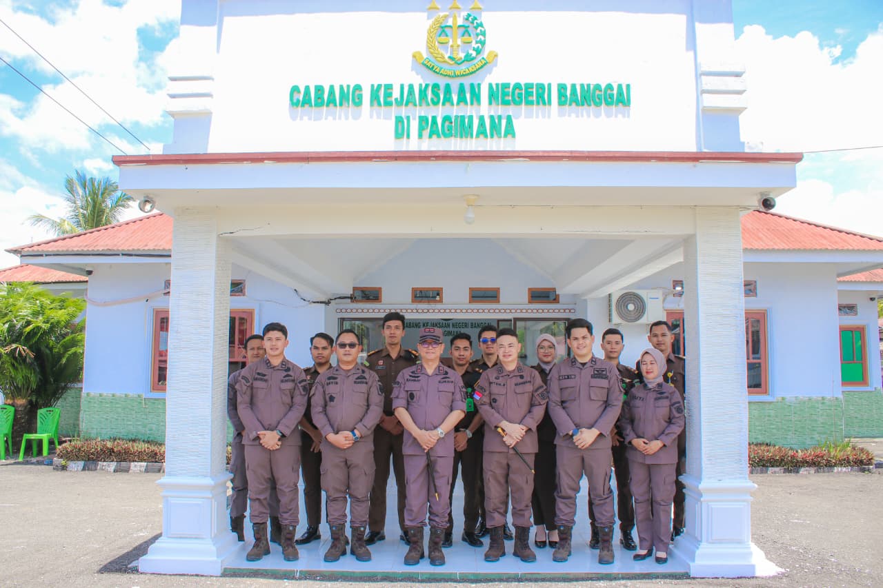 KUNJUNGAN : Kajati Sulteng saat foto bersama dengan Kacabjari Pagimana, belum lama ini.