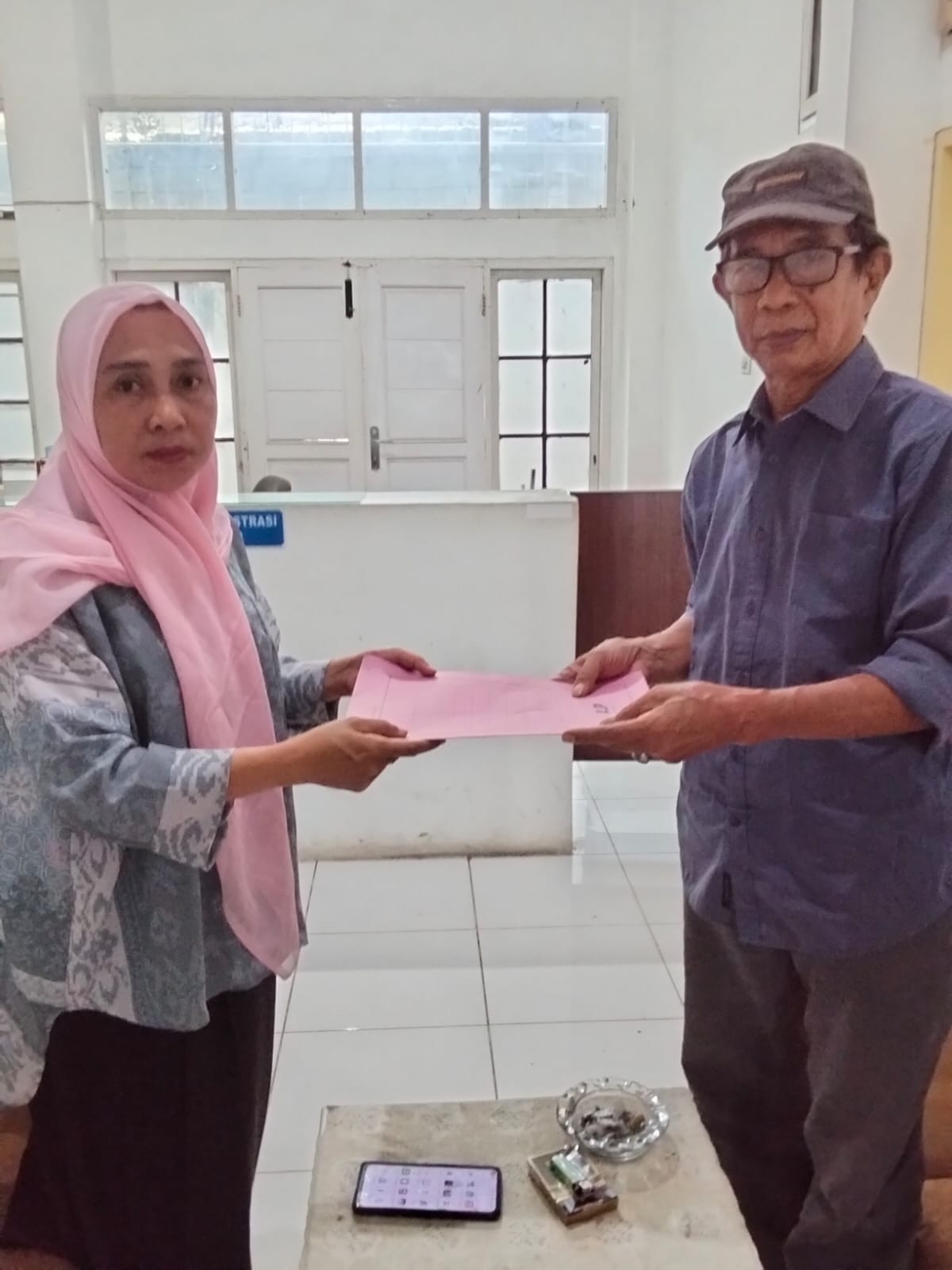 TERIMA LAPORAN : Pelapor AT, memberikan dokumen laporannya kepada Waket Dewan Kehormatan DPD Demokrat Sulteng Baso Opu Andi Syarifudin, Jumat (26/09/2025).(FOTO: ISTIMEWA/RADAR PALU).