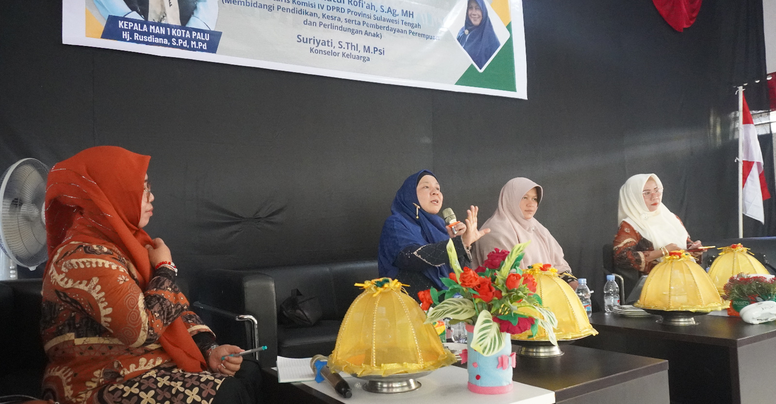 NARASUMBER : Bunda Wiwik saat menjadi narasumber di talkshow edukasi di MAN 1 Palu, Jumat (26/09/2025).(FOTO: DOK HUMAS PKS SULTENG/RADAR PALU).