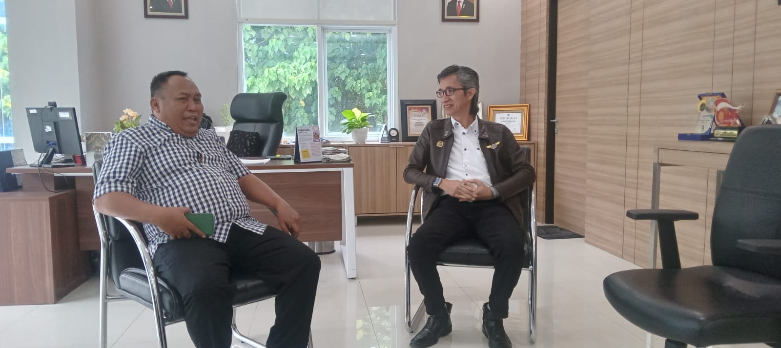 BERDISKUSI : Wahid Tarim (kiri) bersama salah seorang pimpinan Bank di Kota Palu, berdiskusi masalah ekonomi kesejahteraan.(FOTO: MUCHSIN SIRADJUDIN/RADAR PALU).